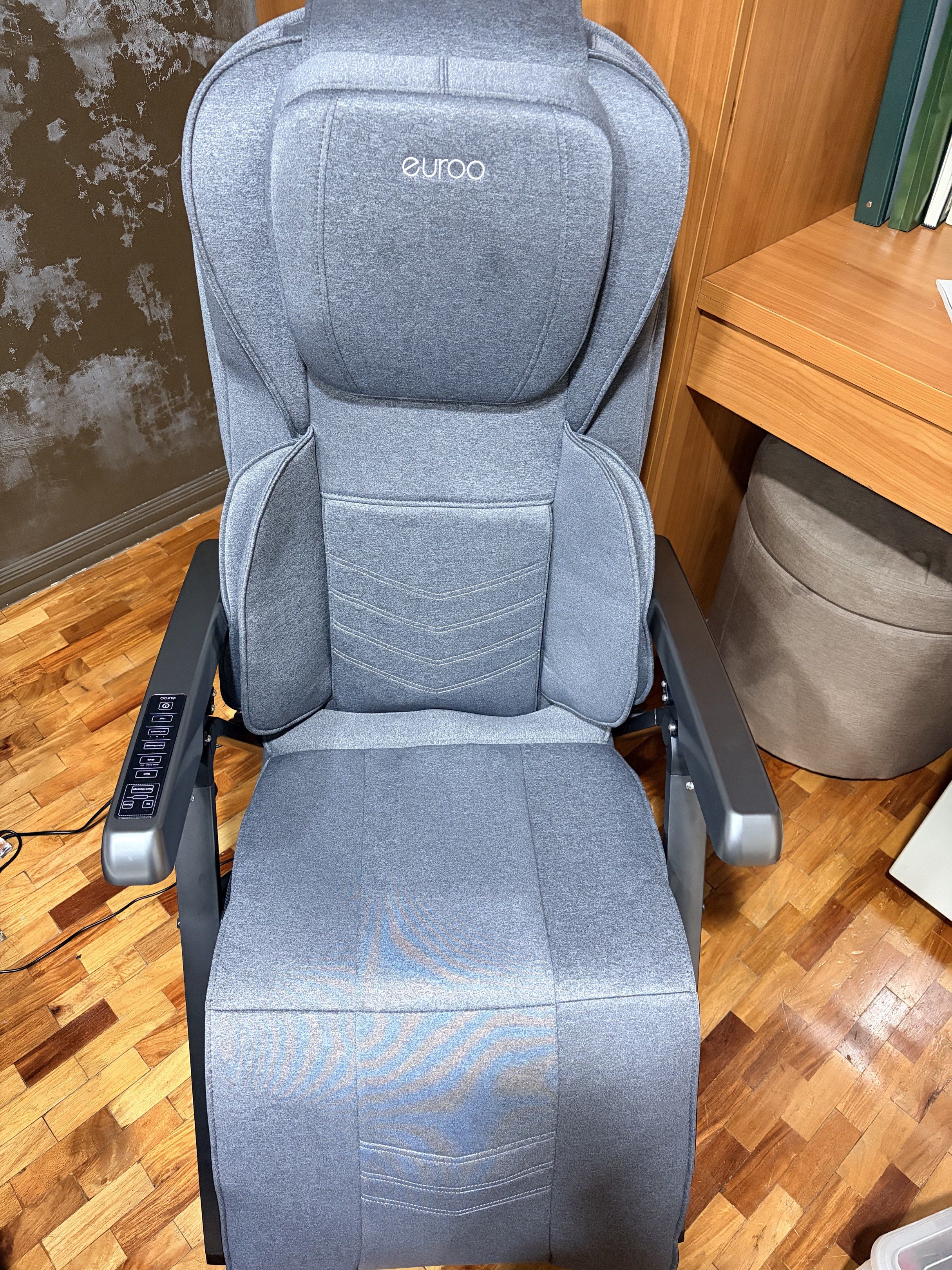 Euroo Massage Chair (Category: Massage Devices) located in Pasig City. Submitted by reyandrew (Listing ID 1420480402, Image 1). Description: - Euroo Deluxe Foldable Massage Chair Price: 20,000 Php Good as new Purchase last dec 2025 - Stylish Gray Color - Features: - Neck Massage - Back Massage - Heat Function - Easy-to-Use Control Panel - Designed for Relaxation.