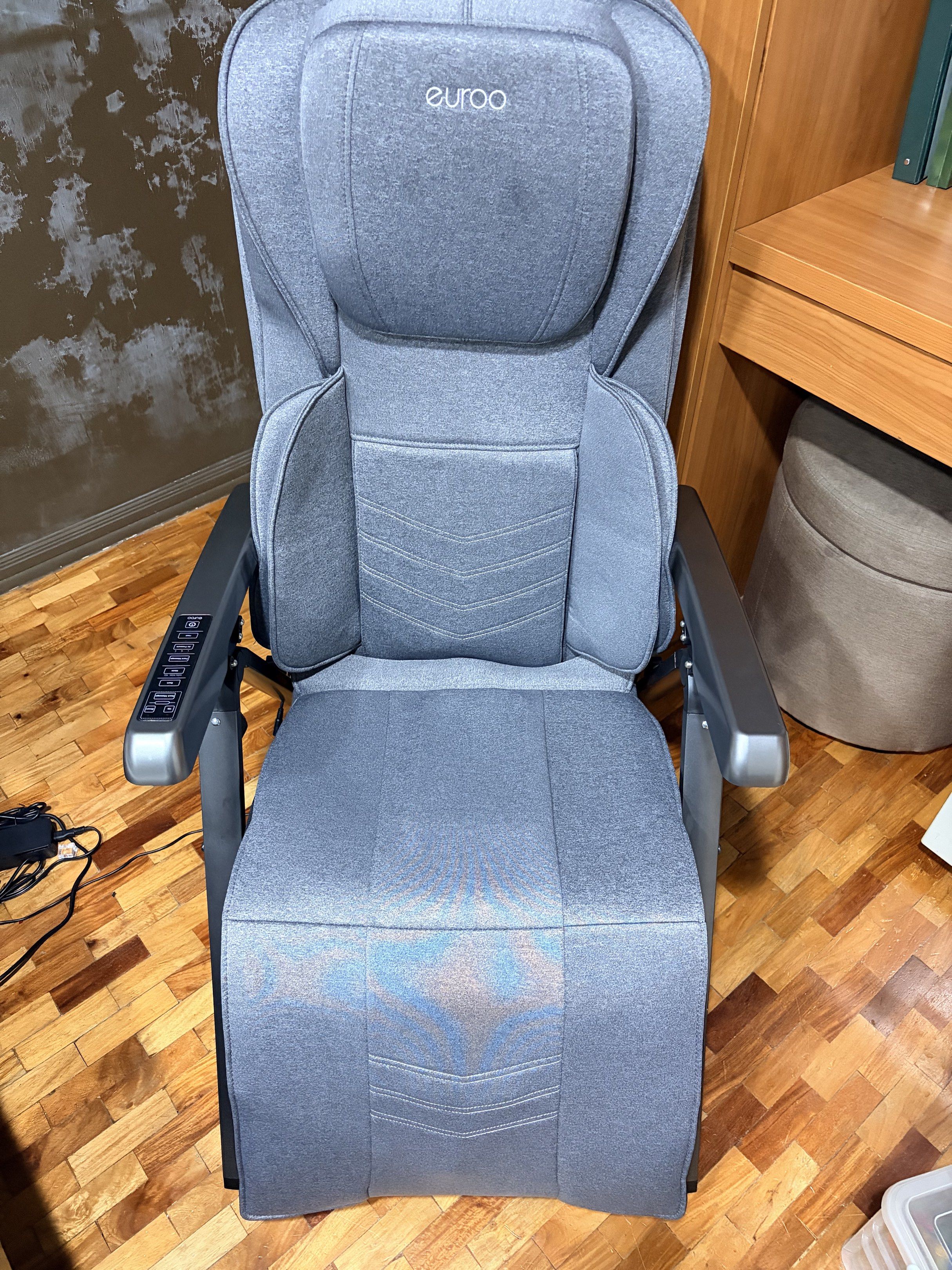 Euroo Massage Chair (Category: Massage Devices) located in Pasig City. Submitted by reyandrew (Listing ID 1420480402, Image 2). Description: - Euroo Deluxe Foldable Massage Chair Price: 20,000 Php Good as new Purchase last dec 2025 - Stylish Gray Color - Features: - Neck Massage - Back Massage - Heat Function - Easy-to-Use Control Panel - Designed for Relaxation.