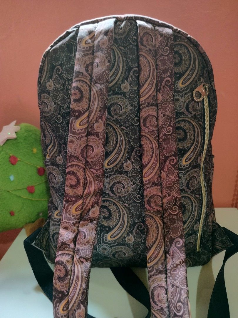 Everlast Paisley Backpack (Category: Backpacks) located in Bauang. Submitted by khaikhur (Listing ID 1420510614, Image 2). Description: Everlast backpack features a unique paisley pattern. It has multiple zippered compartments and a top handle for easy carrying. The interior is lined with a pink fabric. The zippers have the Everlast logo..