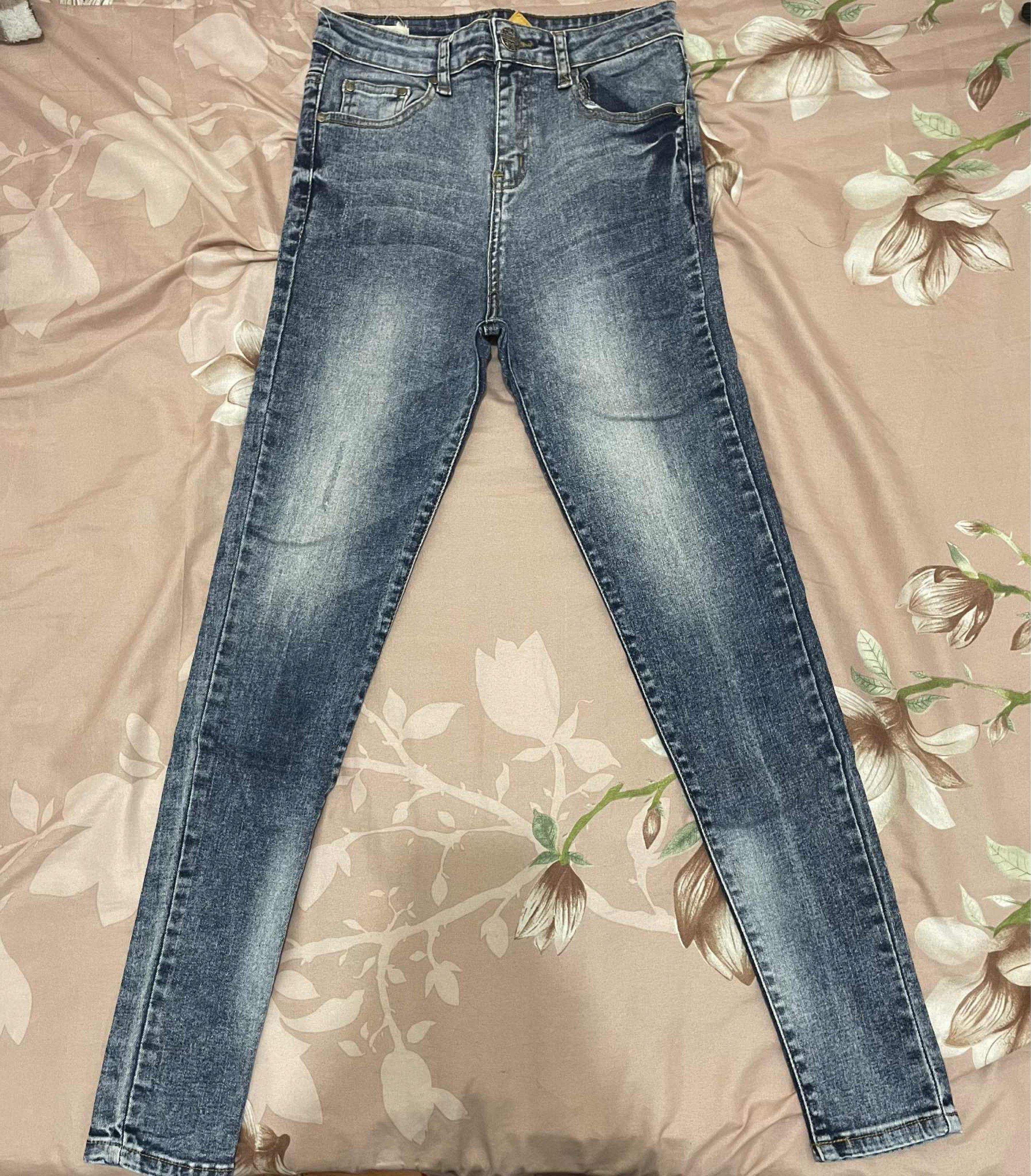 F&H Jeans Skinny Size 26 (Category: Jeans) located in Ibaan. Submitted by dystyles_ (Listing ID 1420385513, Image 1). Description: - F&H Jeans - Skinny fit - Size 26 - Classic blue wash - 37 in length.