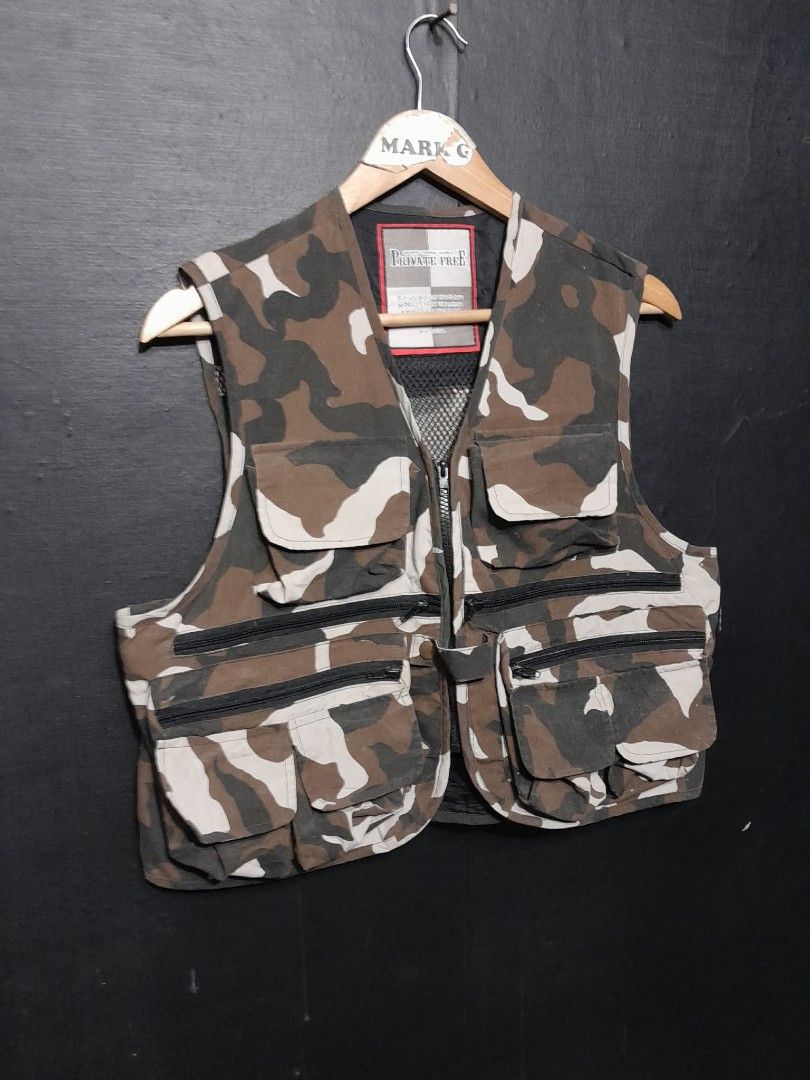 Fishing Vest (Category: Vests) located in Santa Cruz. Submitted by mark_grimaldo (Listing ID 1420388407, Image 3). Description: Fishing Vest ✅Size: L (21x19) ✅P 300 Issue: see last pic Laguna area Dm📩📩 - Multiple pockets (front and inside) - Full zipper closure - Mesh lining - Designed for fishing/outdoor activities - Visible brand tag - Metal button with signs of wear.