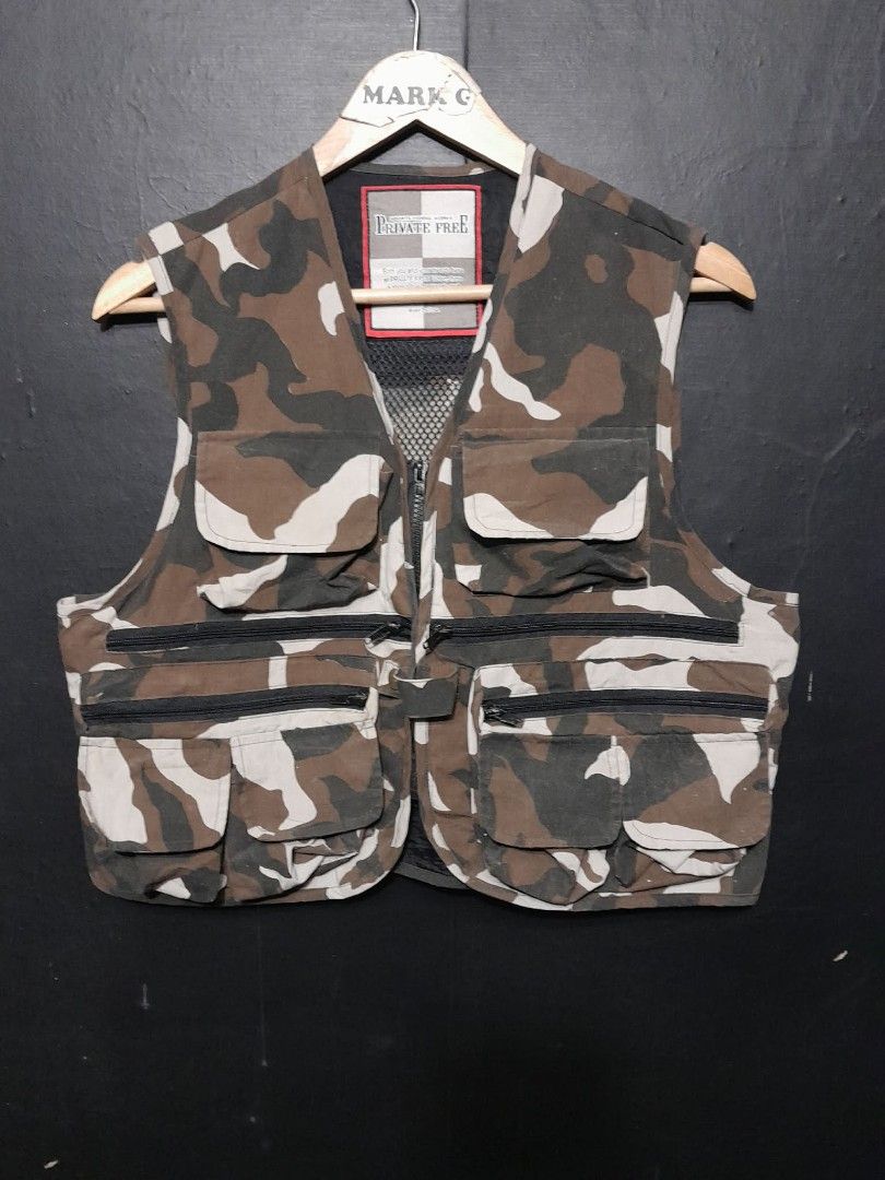 Fishing Vest (Category: Vests) located in Santa Cruz. Submitted by mark_grimaldo (Listing ID 1420388407, Image 1). Description: Fishing Vest ✅Size: L (21x19) ✅P 300 Issue: see last pic Laguna area Dm📩📩 - Multiple pockets (front and inside) - Full zipper closure - Mesh lining - Designed for fishing/outdoor activities - Visible brand tag - Metal button with signs of wear.
