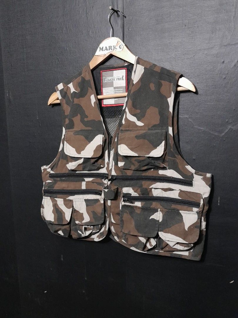 Fishing Vest (Category: Vests) located in Santa Cruz. Submitted by mark_grimaldo (Listing ID 1420388407, Image 2). Description: Fishing Vest ✅Size: L (21x19) ✅P 300 Issue: see last pic Laguna area Dm📩📩 - Multiple pockets (front and inside) - Full zipper closure - Mesh lining - Designed for fishing/outdoor activities - Visible brand tag - Metal button with signs of wear.