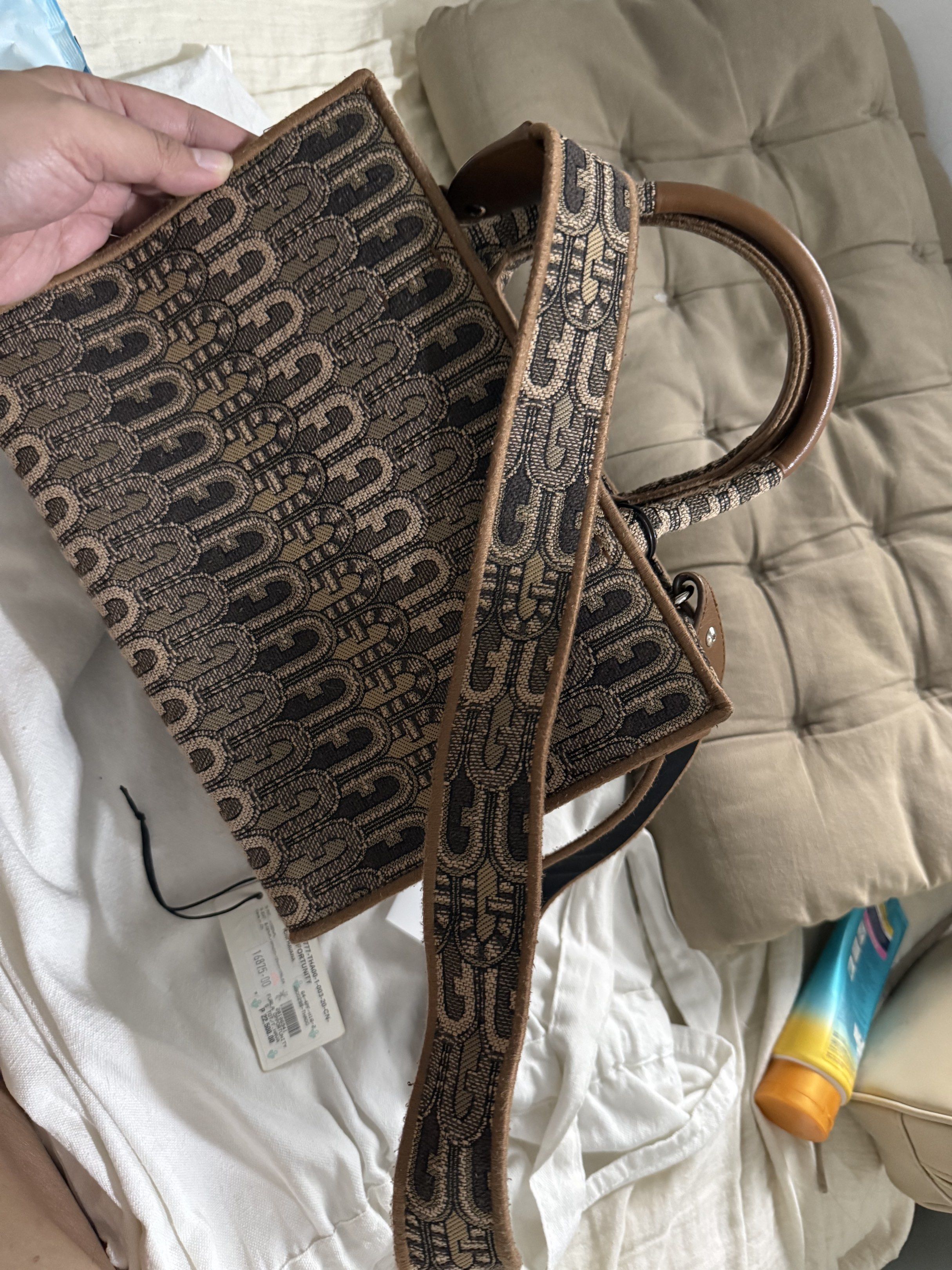 Furla Opportunity Small Tote Bag (Category: Tote Bags) located in Calatagan. Submitted by chunky_potato (Listing ID 1420451349, Image 3). Description: .