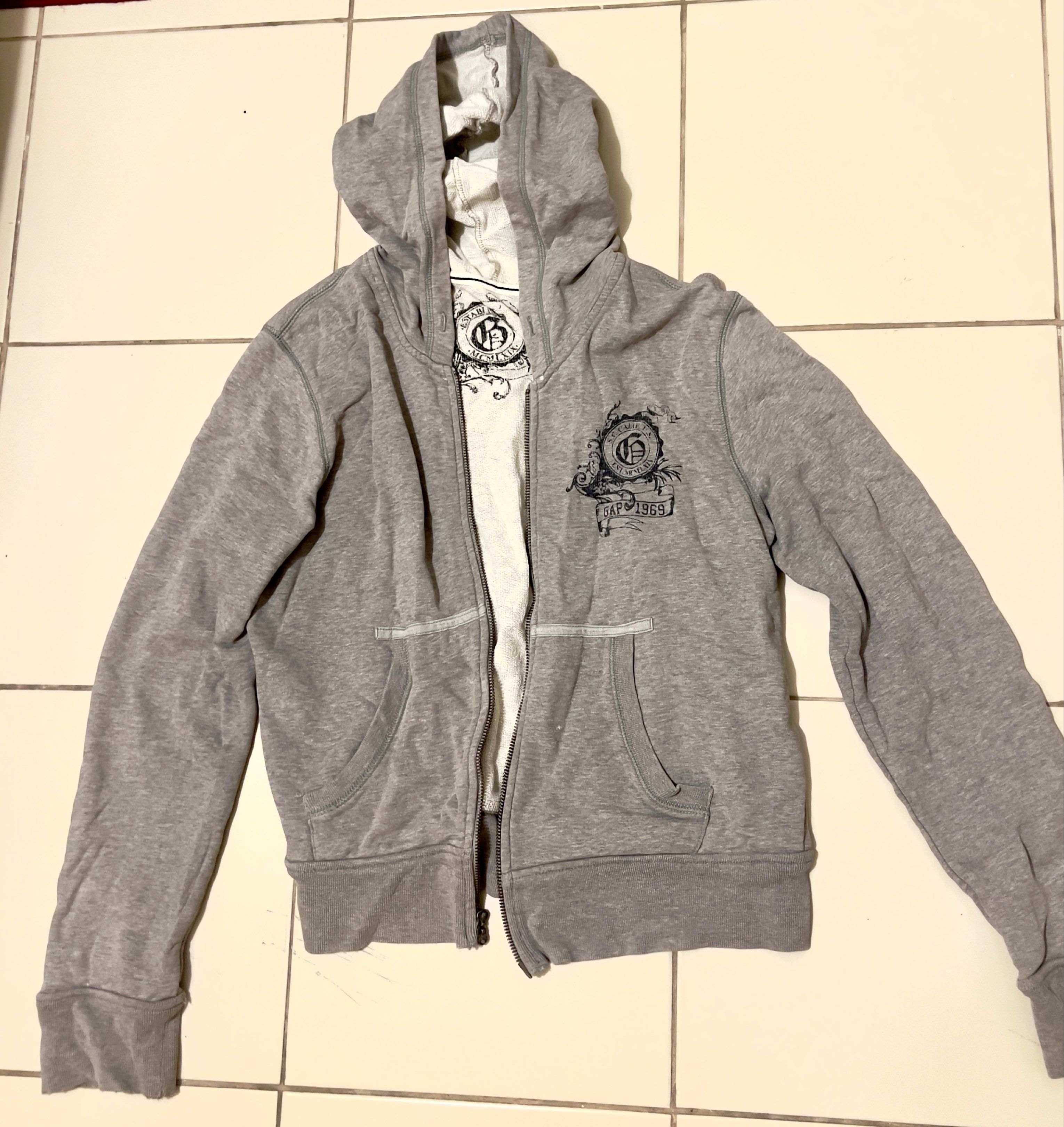 Grey Hoodie with Zipper (Category: Coats, Jackets and Outerwear) located in Cainta. Submitted by barbie714 (Listing ID 1420519891, Image 1). Description: - Grey hoodie - Ribbed cuffs and hem - Soft, comfortable material.