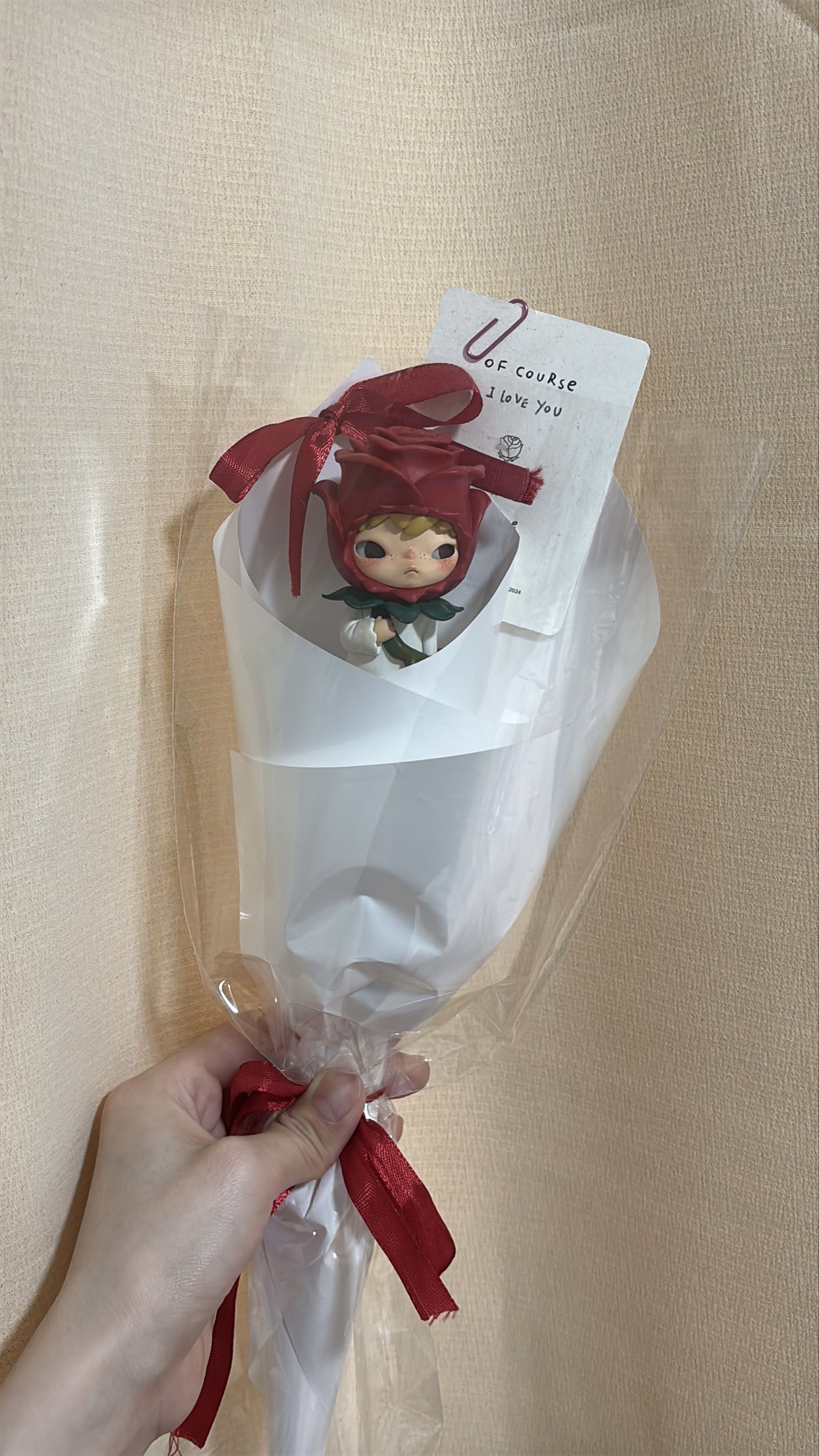 Hirono rose mini flower boquet (Category: Flowers & Bouquets) located in Caloocan City. Submitted by sscarlettph (Listing ID 1418956865, Image 1). Description: Open for pre order Open for customize ( it could be skullpanda labubu etc) With imported red rose: 1500 Hirono only : 1300.