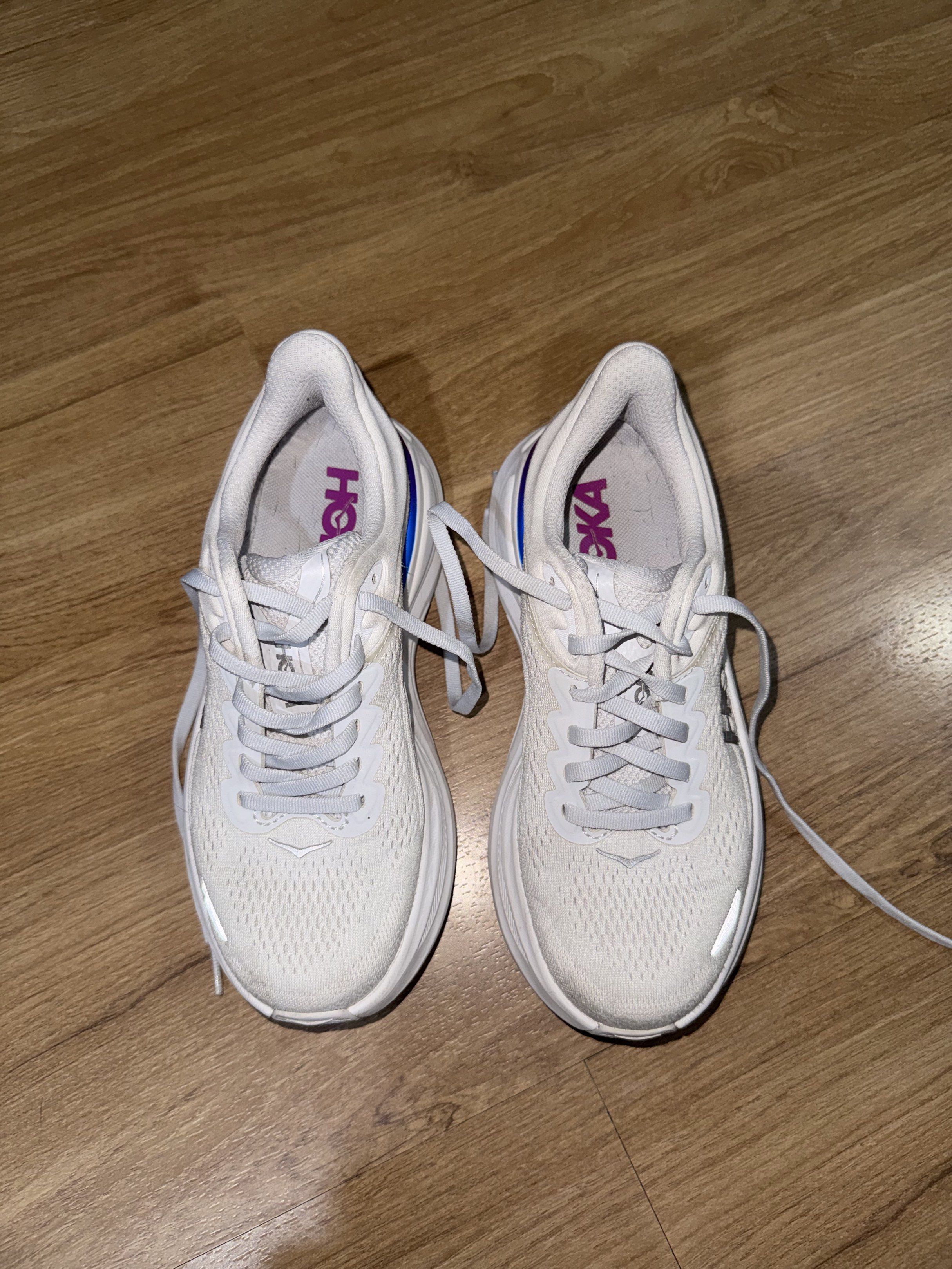 Hoka Bondi 9 Running Shoes (Category: Sneakers) located in Paranaque City. Submitted by abigaylerocks (Listing ID 1420405382, Image 1). Description: Hoka Bondi 9 running shoes size 5 women (preloved) - gray color - no issues / damage .