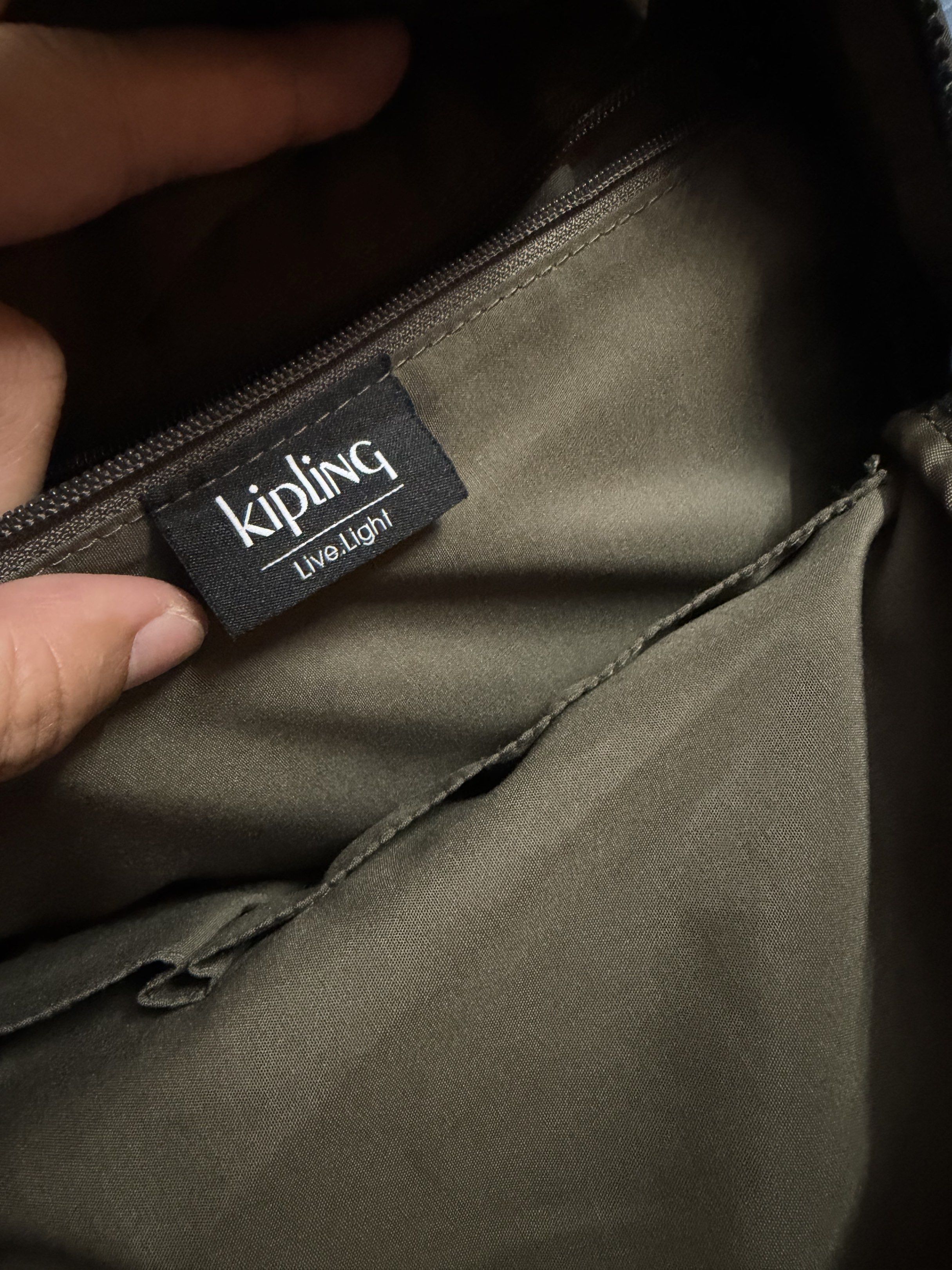 Kipling Backpack (Category: Backpacks) located in Ipoh. Submitted by qayyumsuleman (Listing ID 1420511920, Image 3). Description: Backpack Kipling untuk dilepaskan . condition seperti dalam gambar . bebas koyak . ada sedikit kesan pemakaian ..