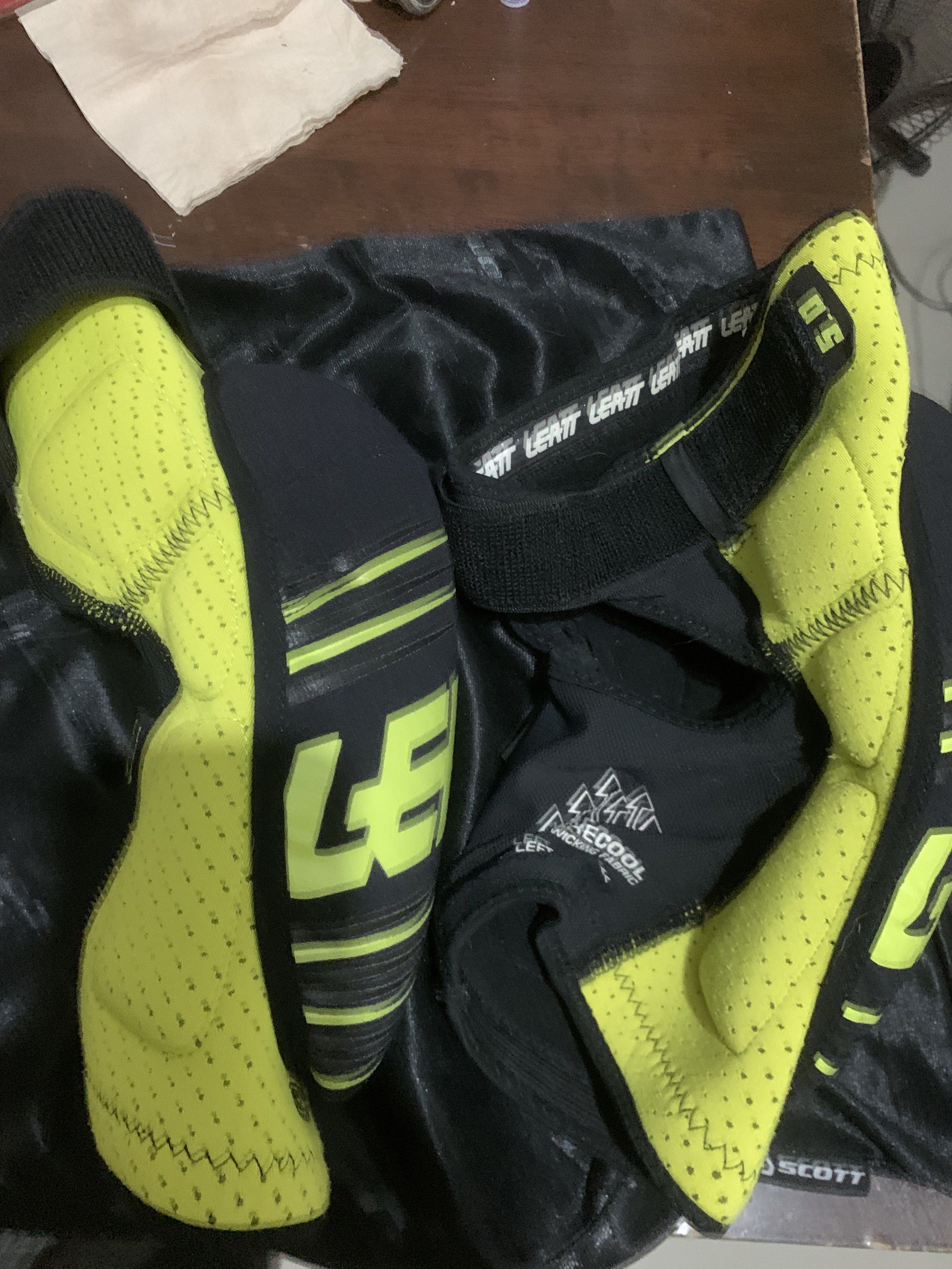 Leatt 5.0 3DF Knee Guards (Category: Other Sports Equipment and Supplies) located in Manila. Submitted by bongz72 (Listing ID 1420418158, Image 1). Description: No Low ballers please Size small/Medium Very good condition .