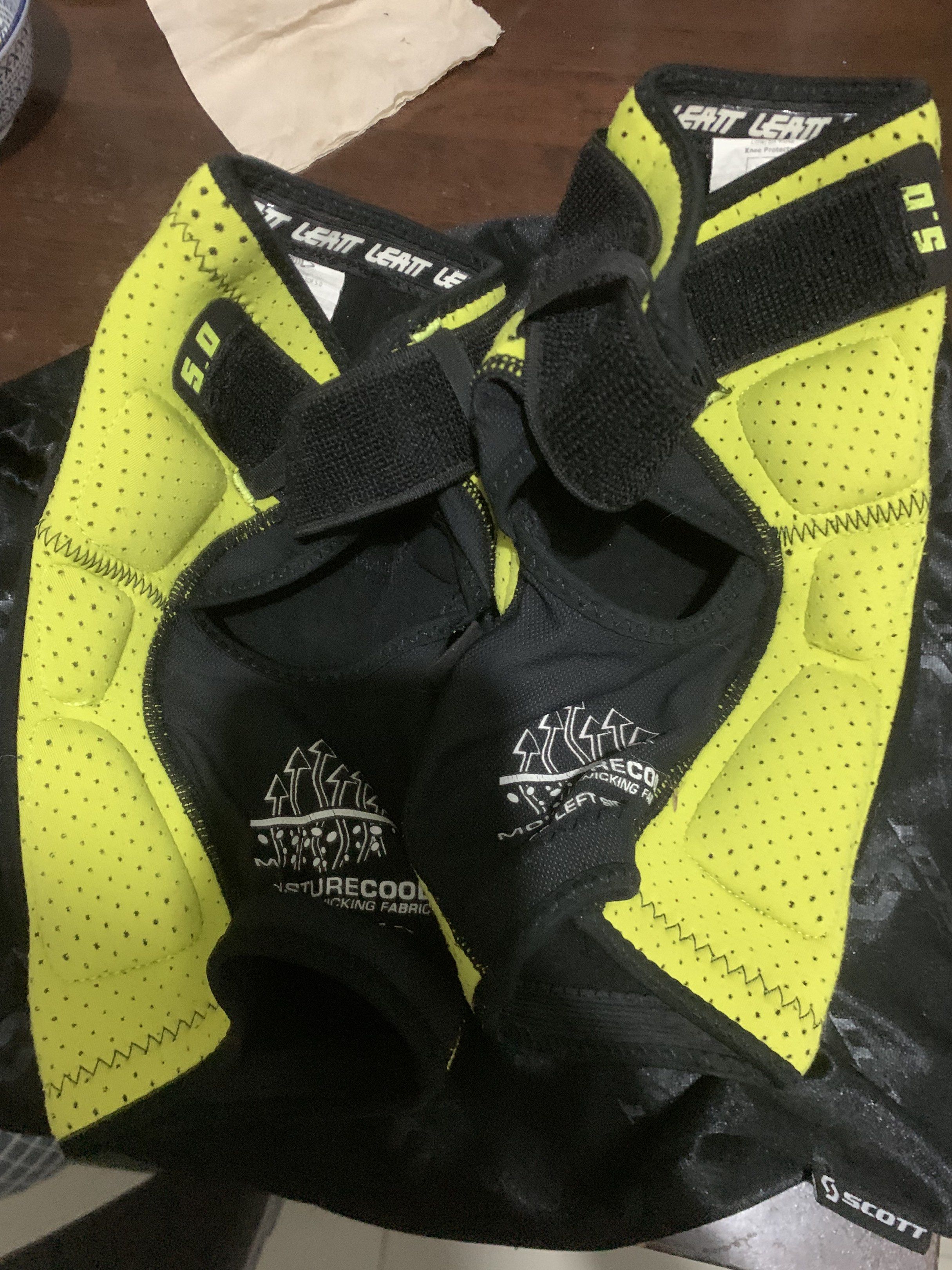 Leatt 5.0 3DF Knee Guards (Category: Other Sports Equipment and Supplies) located in Manila. Submitted by bongz72 (Listing ID 1420418158, Image 3). Description: No Low ballers please Size small/Medium Very good condition .