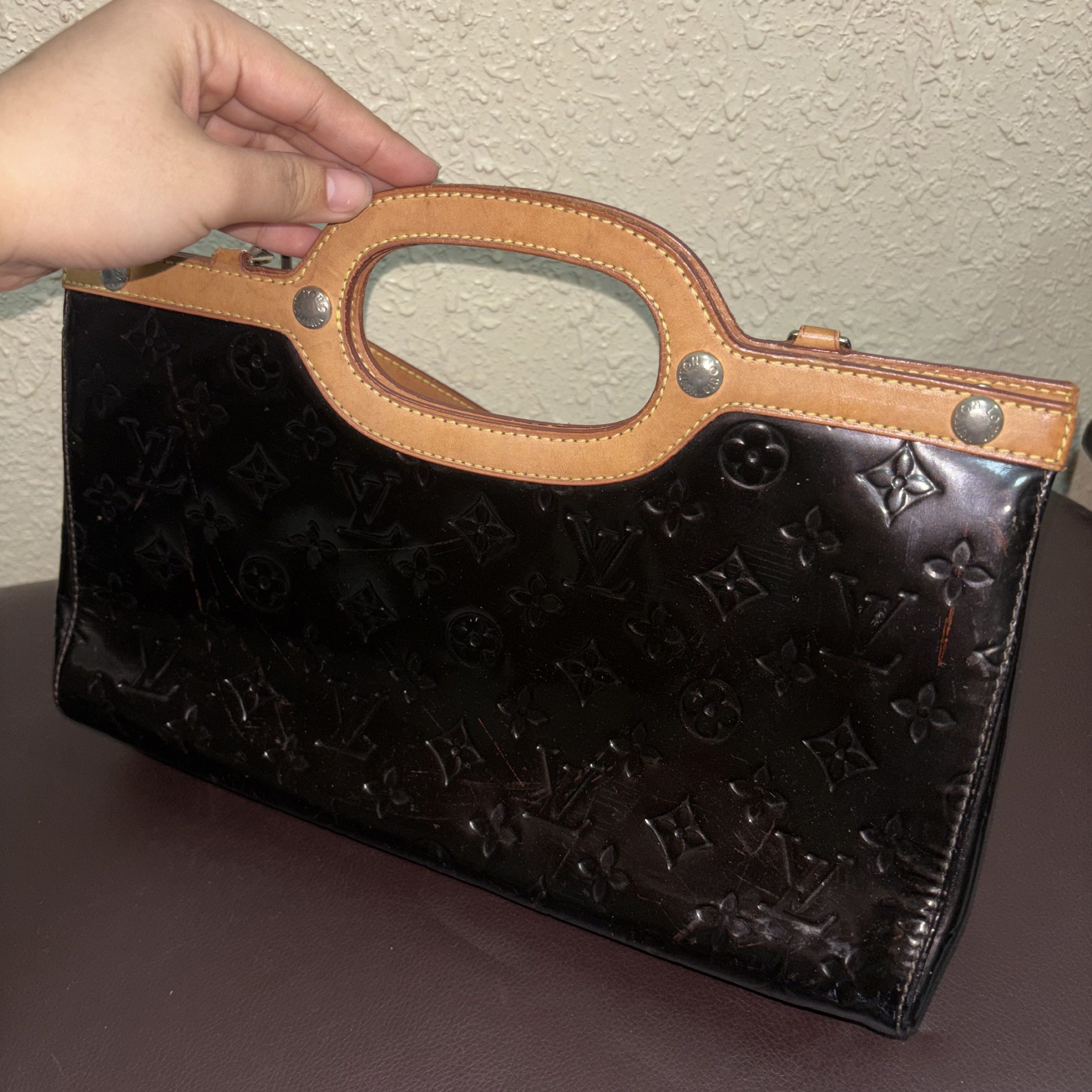 Louis Vuitton Roxbury Drive Monogram Vernis Handbag (Category: Luxury Bags & Wallets) located in Bocaue. Submitted by parsimonybysf (Listing ID 1420536769, Image 3). Description: LAST PRICE PLS DONT HAGGLE (need funds) - Louis Vuitton LV Vernis Satchel (please self authenticate super swerte na po if auth) - Louis Vuitton Roxbury Drive Monogram Vernis Handbag in Amarante Patent - Japan Sourced - Has scratches on the patent.
