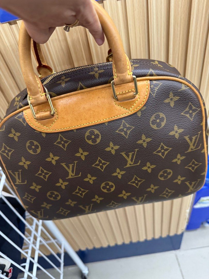 LV TROUVILLE (Category: Luxury Bags & Wallets) located in Manila. Submitted by raila.bags (Listing ID 1420485063, Image 3). Description: super nice pa condition neto .