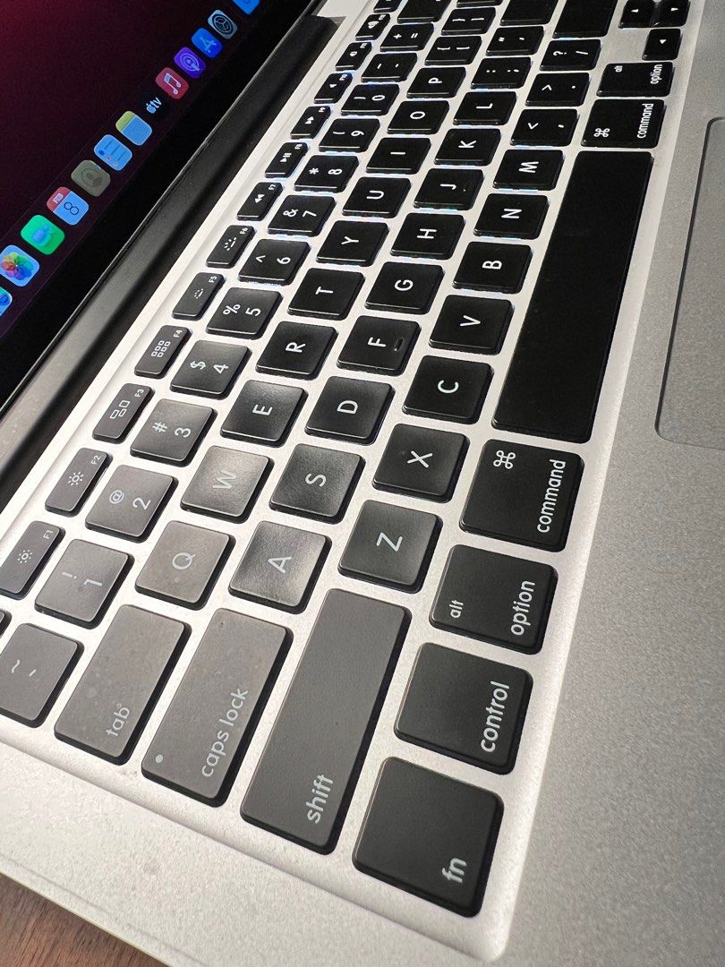 MacBook Pro (Retina, 13-inch, Late 2013) (Category: Laptops & Notebooks) located in Muntinlupa City. Submitted by kenblaze (Listing ID 1420484479, Image 3). Description: only issue is one usb port not functioning. very clean and fresh. .