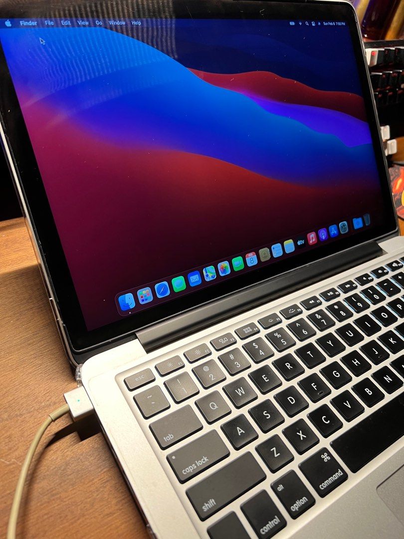 MacBook Pro (Retina, 13-inch, Late 2013) (Category: Laptops & Notebooks) located in Muntinlupa City. Submitted by kenblaze (Listing ID 1420484479, Image 2). Description: only issue is one usb port not functioning. very clean and fresh. .