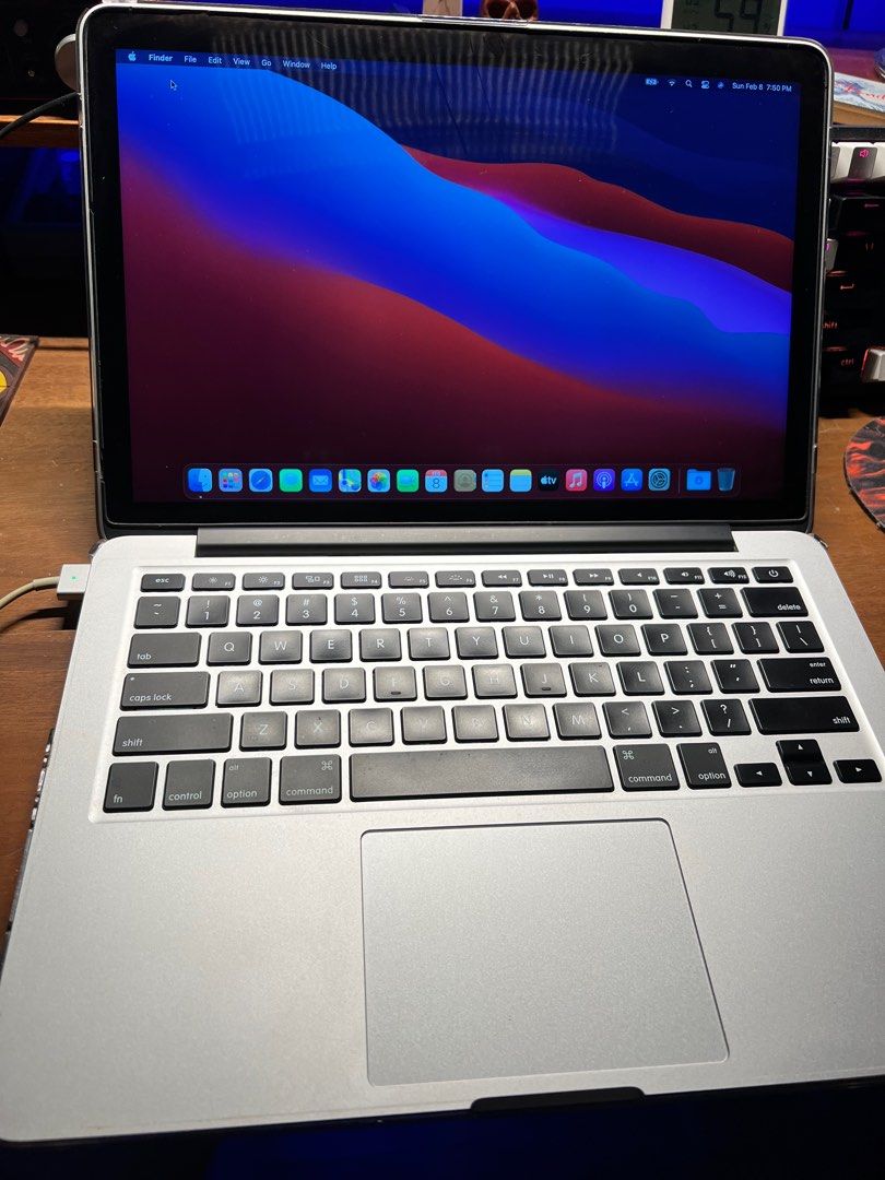 MacBook Pro (Retina, 13-inch, Late 2013) (Category: Laptops & Notebooks) located in Muntinlupa City. Submitted by kenblaze (Listing ID 1420484479, Image 1). Description: only issue is one usb port not functioning. very clean and fresh. .