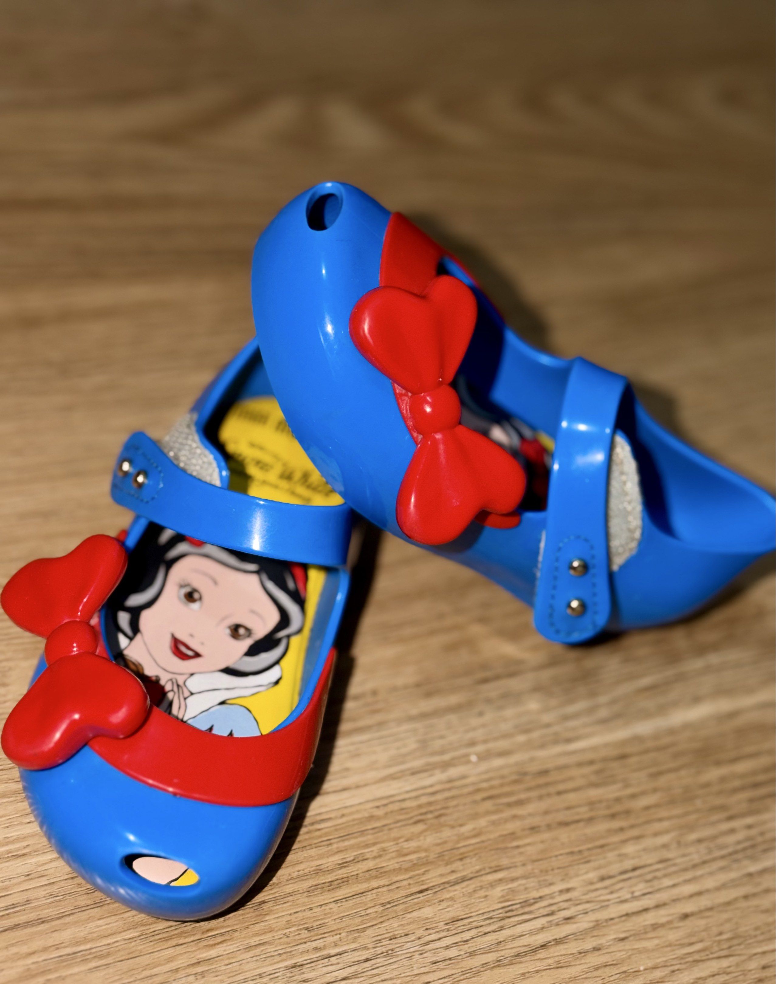 Mini Melissa Snow White Shoes (Authentic) (Category: Babies & Kids Fashion) located in Manila. Submitted by kt44321 (Listing ID 1420383731, Image 2). Description: - Mini Melissa Snow White shoes - Like New (Still with scent) - No box / dustbag .