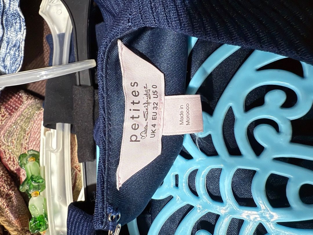 Navy Blue dress (Category: Dresses) located in Paranaque City. Submitted by 10001thingstodeclutter (Listing ID 1420483472, Image 3). Description: Long sleeved dress with open back detail Used once, excellent condition .