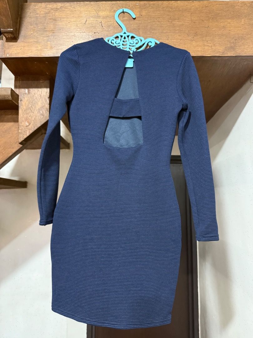 Navy Blue dress (Category: Dresses) located in Paranaque City. Submitted by 10001thingstodeclutter (Listing ID 1420483472, Image 2). Description: Long sleeved dress with open back detail Used once, excellent condition .