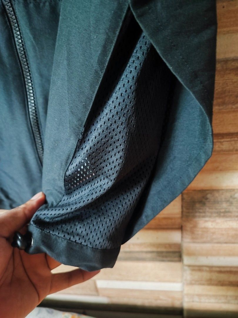 Nike Dri-FIT Vest - Black - Medium (Category: Vests) located in Cebu City. Submitted by rryanr123 (Listing ID 1420557035, Image 3). Description: - Black Nike Dri-FIT vest - Size: Medium - Full zip closure - Two front pockets - Stand-up collar - Mesh panels for breathability - Nike logo on chest Nike vest Excellent condition Issue none Length 21 Width 20 499+sf🤝.