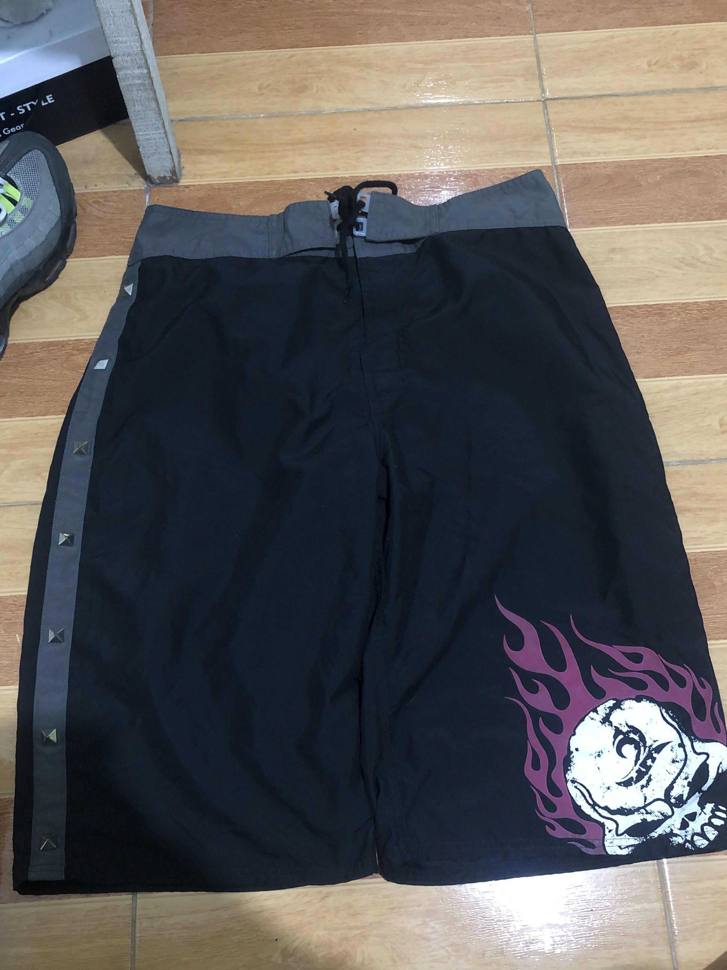No Boundaries Skull Graphic Board Shorts (Category: Shorts) located in Lipa City. Submitted by deligrind (Listing ID 1420501174, Image 1). Description: - No Boundaries board shorts - Black with skull graphic - Size 32 - Drawstring closure - Small pocket - Gray waistband - Studded detail on the side - Made of 100% polyester.