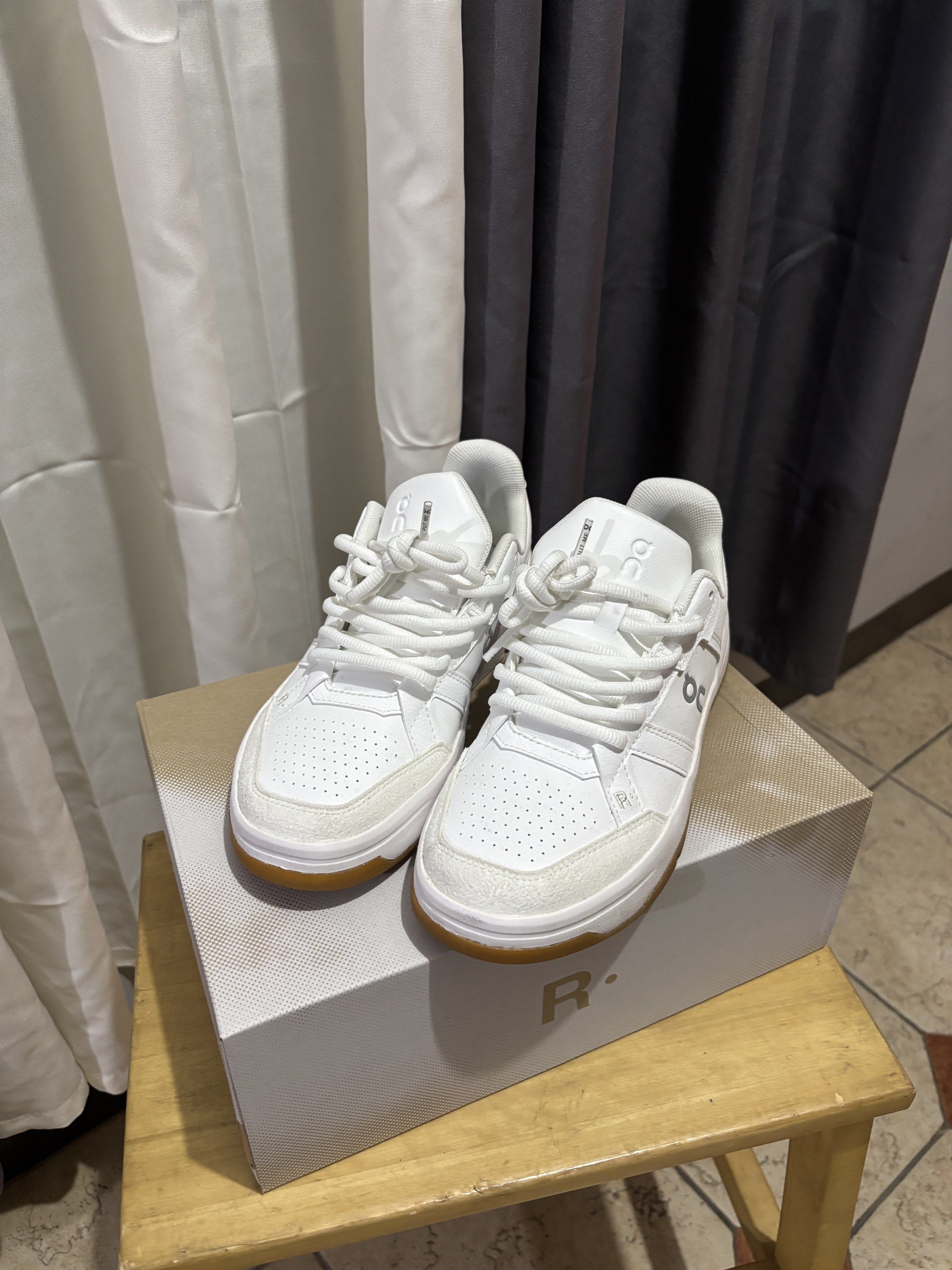 On Cloud The Roger Clubhouse (Category: Sneakers) located in Quezon City. Submitted by magicgaspar (Listing ID 1420414098, Image 3). Description: On Cloud The Roger Clubhouse USED ONCE Actual photos posted Authentic 100% Condition 9.5/10 Size US 7 EU 38 UK 5 Original price online 7500 php RFS Wrong Size 📍Alabang / Banawe Quezon City.