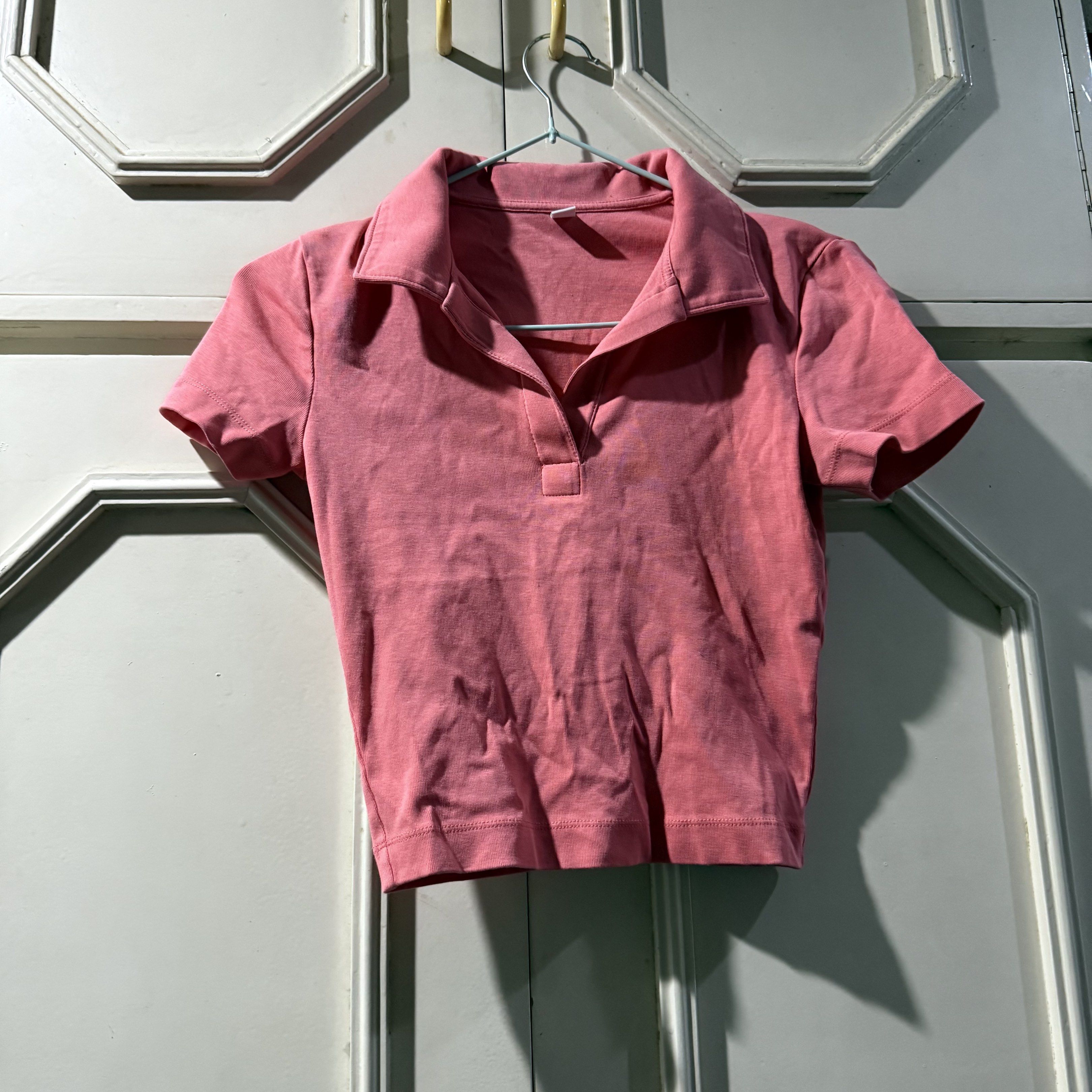 Preloved: Uniqlo Polo Shirt (Category: Shirts) located in Antipolo. Submitted by bookcycledph (Listing ID 1420536451, Image 1). Description: - Uniqlo coral polo shirt - Size: S - Features a collared neckline - Short sleeves - V-neck design - Made in Vietnam.