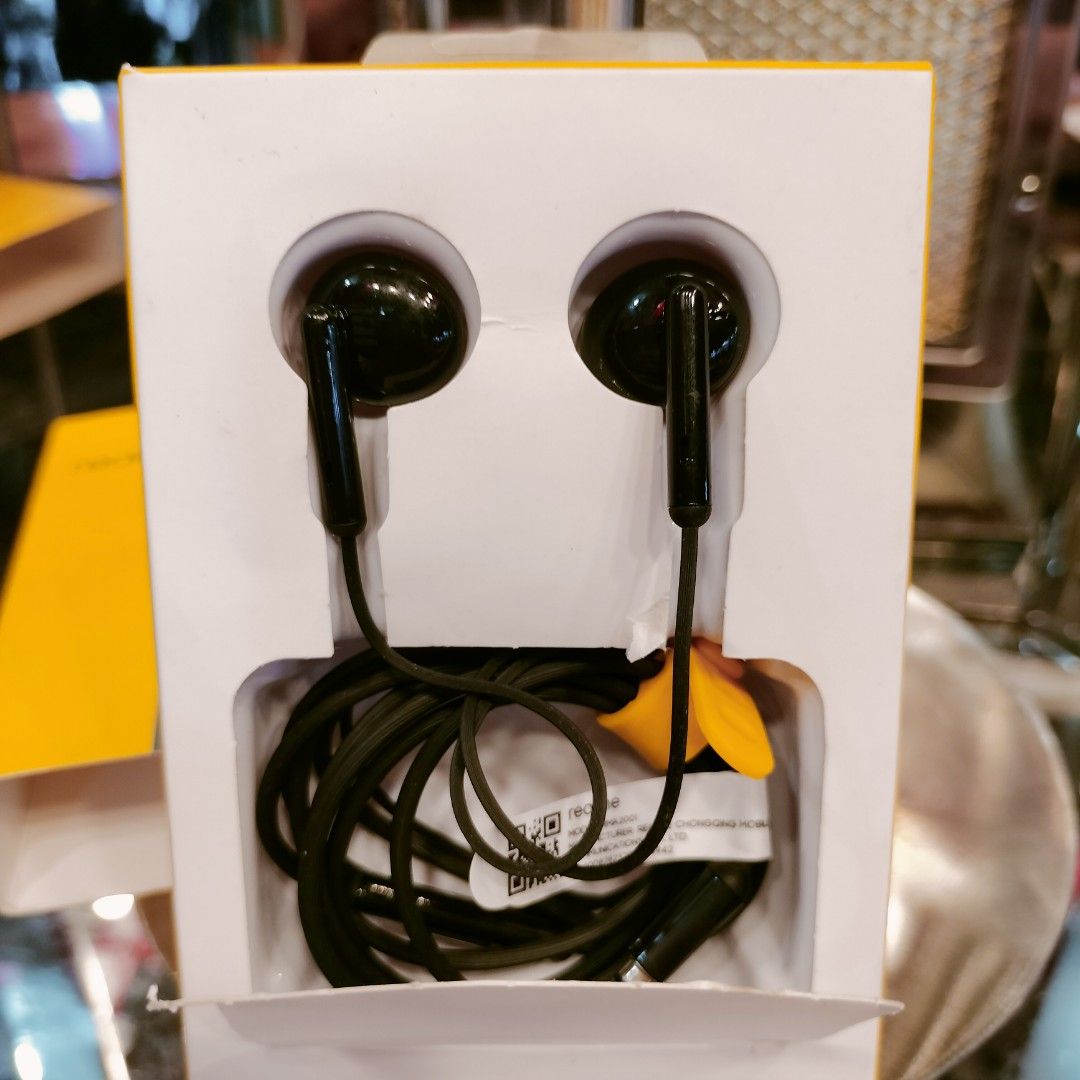 Realme Buds Classic Earphones (Category: Earphones) located in Manila. Submitted by itsmekiahtaidgads (Listing ID 1420352232, Image 2). Description: - Realme Buds Classic earphones (black) - Wired earphones - Brand new, unused condition - Comes in original packaging - Includes earphones and yellow accessory.