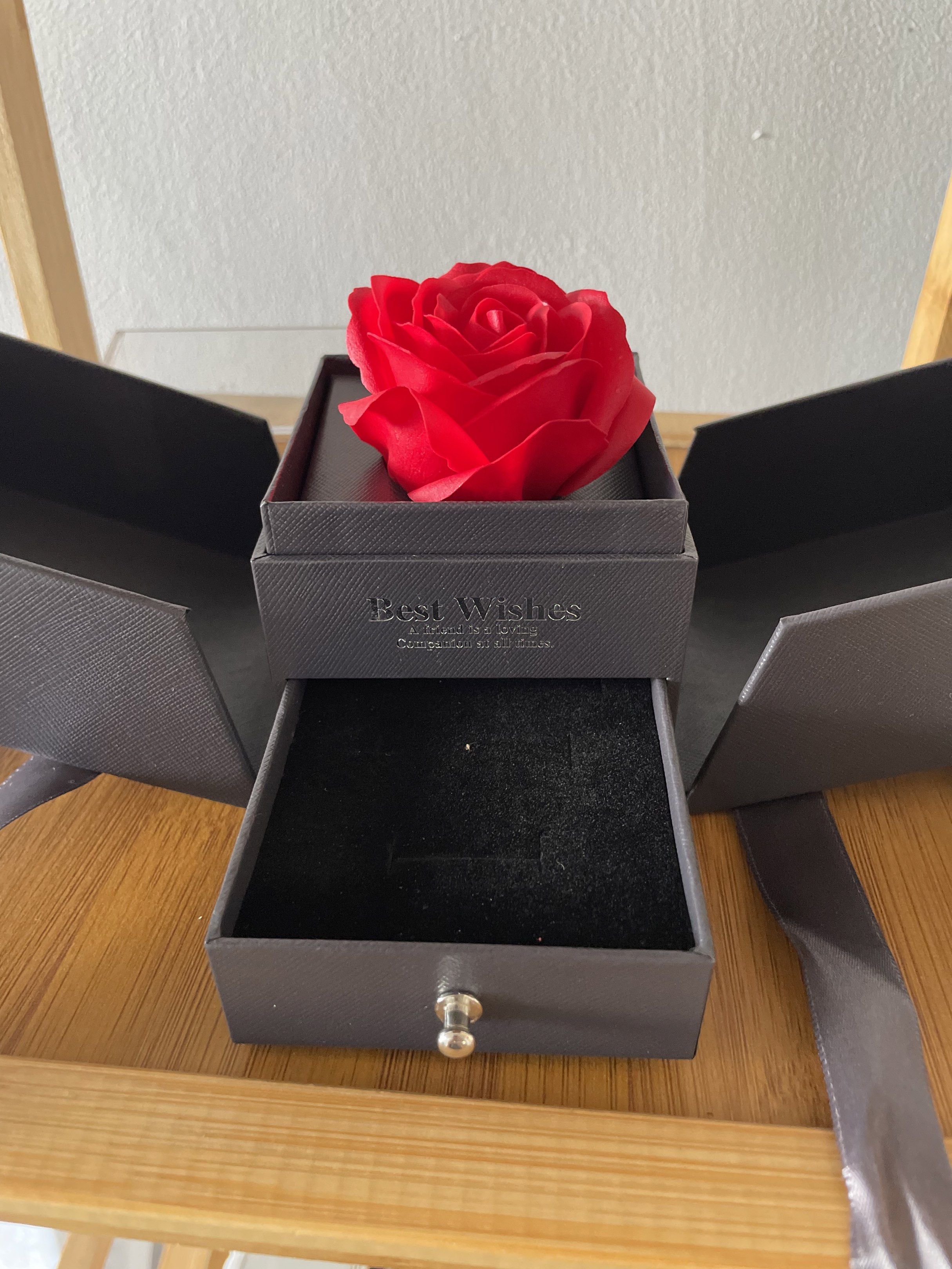 Rose Gift Box Valentines Day Gift Box Same Day Delivery COD (Category: Artificial Plants & Flowers) located in Paranaque City. Submitted by kiddiecaveph (Listing ID 1420394323, Image 1). Description: .