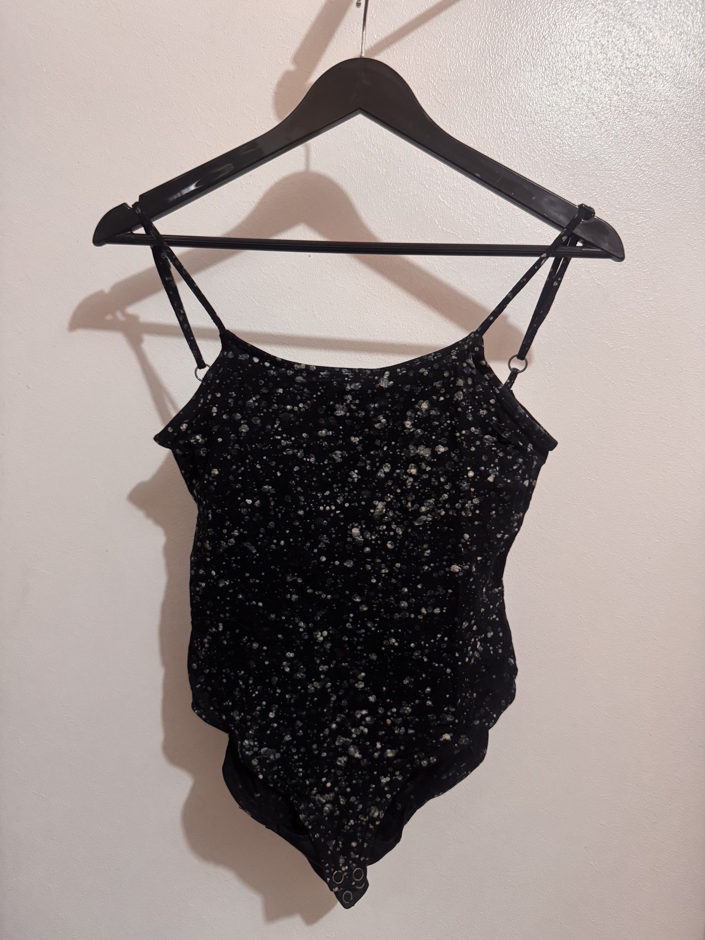Sleeveless bodysuit (Category: Others Tops) located in Mexico. Submitted by studioleraph (Listing ID 1420520932, Image 1). Description: F01-5 Sleeveless bodysuit Condition: Pre-loved; Please manage expectations ✨ Size: S Price: 120 💰 Payment first 🛒 Shipping not included, PM for details 🙅🏻‍♀️ No Joy Reservers or Scammers 🙆🏻‍♀️ You deserve this piece 🩷 Only one item #preloved #tops #bodysuit #available #Fashion #onlineshopping #outfit #card