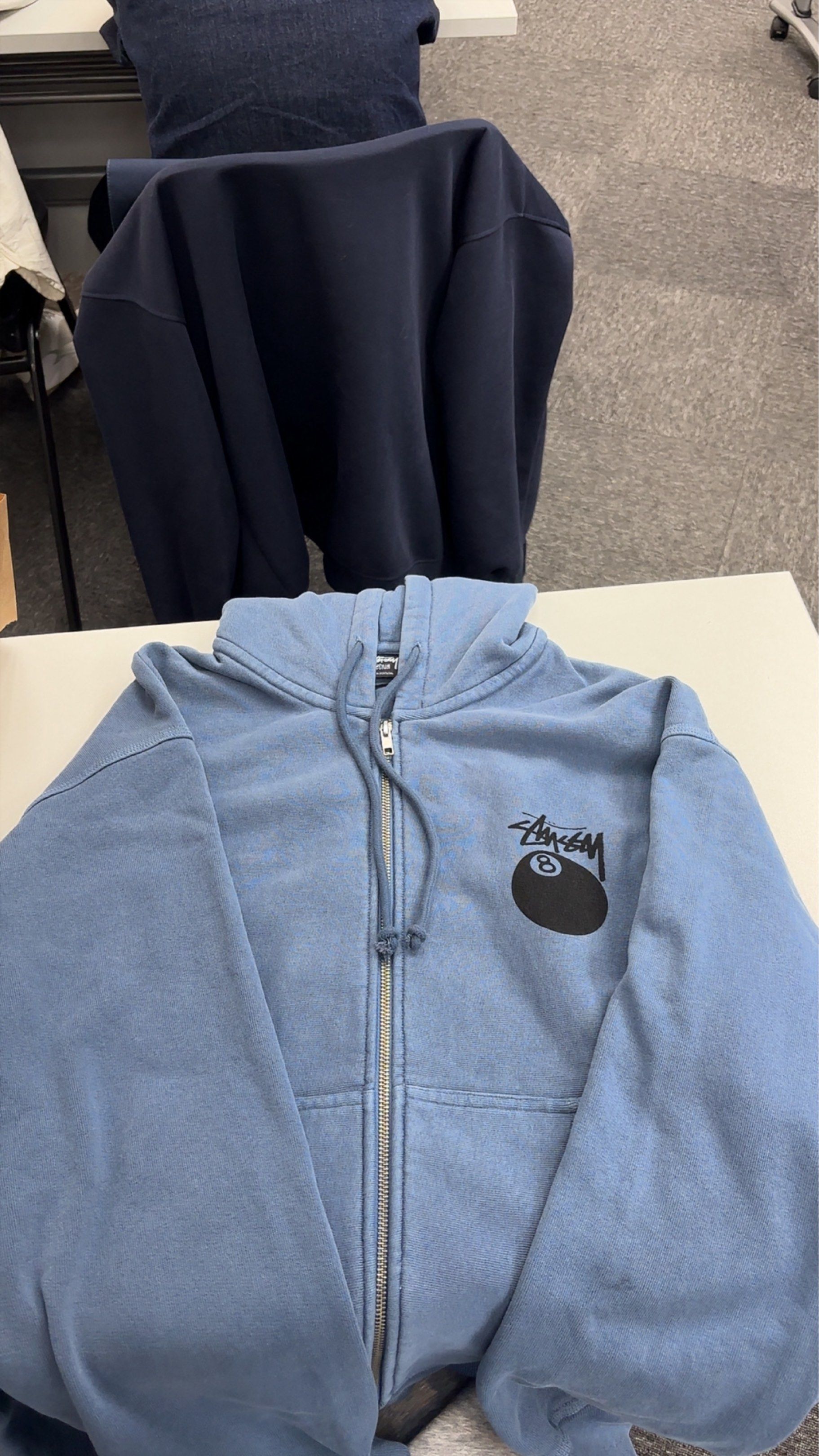 Stussy 8 Ball 藍色連帽外套 （分類：外套及戶外衣服）位於 Hong Kong。 由 dynamiccd.hk 提交（商品編號 1420447584，圖片 3）。簡介： Stussy 8 Ball 藍色連帽hoodie 衣領處有Stussy標籤，並附有吊牌 試穿一次。
