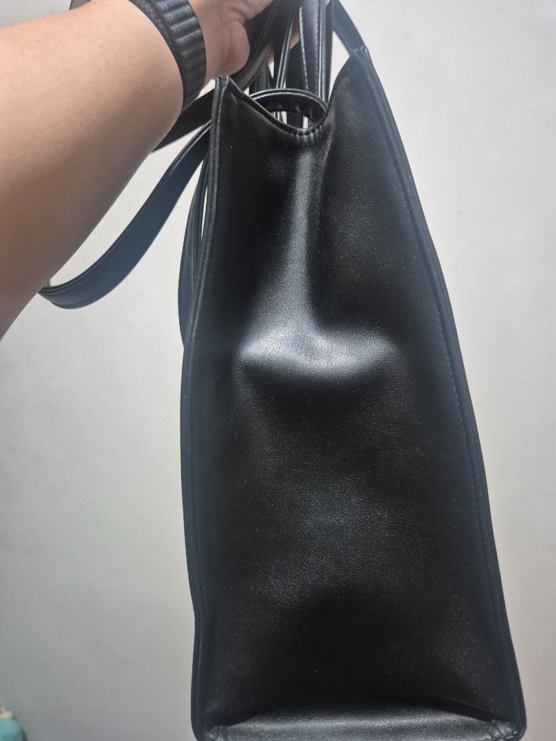 Telfar Medium Black Shopping Bag (Category: Tote Bags) located in Cainta. Submitted by jamdgu (Listing ID 1420477681, Image 2). Description: Telfar Medium Shopping Bag (Black) With dust bag Lightly used, no flaws Bought from pasabuy MOP: Maya, GCash, BPI, UnionBank, GoTyme Delivery: J&T, Lalamove Loc: Cainta.