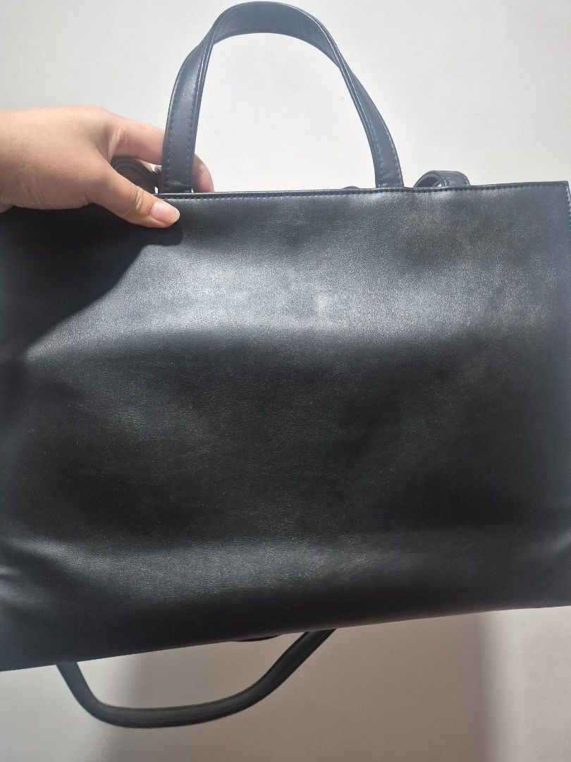 Telfar Medium Black Shopping Bag (Category: Tote Bags) located in Cainta. Submitted by jamdgu (Listing ID 1420477681, Image 3). Description: Telfar Medium Shopping Bag (Black) With dust bag Lightly used, no flaws Bought from pasabuy MOP: Maya, GCash, BPI, UnionBank, GoTyme Delivery: J&T, Lalamove Loc: Cainta.