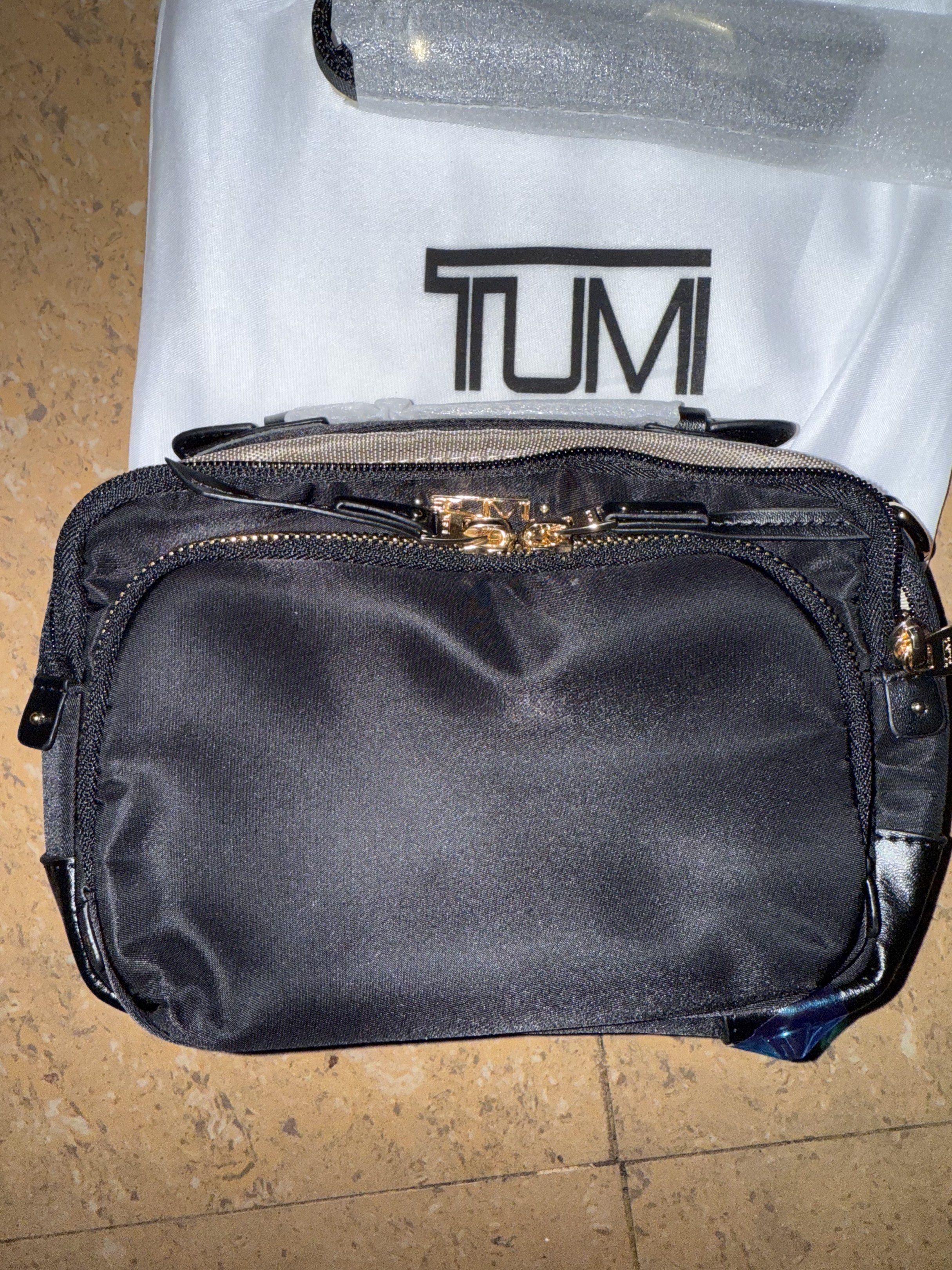 TUMI Voyageur Carson Crossbody Bag (Category: Cross-body Bags) located in Manila. Submitted by terefficstuffs (Listing ID 1420470257, Image 1). Description: Brand New Tumi Luanda Crossbody On hand item.