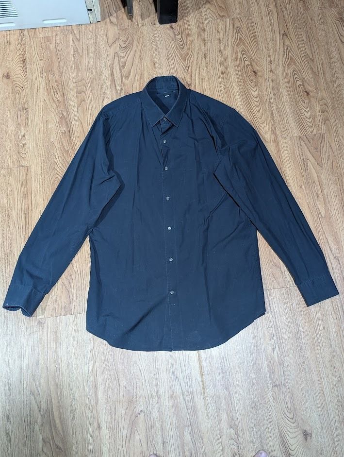 Uniqlo Navy Blue Polo (Category: Tshirts & Polo Shirts ) located in Manila. Submitted by fromsiah (Listing ID 1420519619, Image 2). Description: Pre-owned Uniqlo Navy Blue Polo SIZE: Fits Large to XL DIMENSIONS: Width - 21in Length - 29in CONDITION: 9.5/10 Color may vary due to lighting.