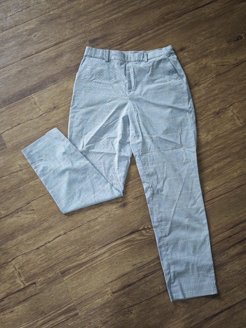 Uniqlo Women's Ezy Ankle Pants Checkered - MEDIUM (Category: Other Bottoms) located in Magalang. Submitted by bdclutter (Listing ID 1420397982, Image 1). Description: - Uniqlo Pants - Size: M - Color: Light Gray - Pattern: Plaid - Waist: Elastic - Material: 75% Polyester, 22% Rayon, 3% Polyurethane - Never used 📍Pampanga RFS: decluttering.