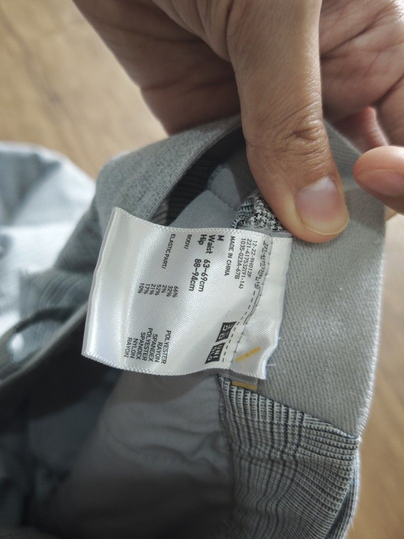Uniqlo Women's Ezy Ankle Pants Checkered - MEDIUM (Category: Other Bottoms) located in Magalang. Submitted by bdclutter (Listing ID 1420397982, Image 3). Description: - Uniqlo Pants - Size: M - Color: Light Gray - Pattern: Plaid - Waist: Elastic - Material: 75% Polyester, 22% Rayon, 3% Polyurethane - Never used 📍Pampanga RFS: decluttering.