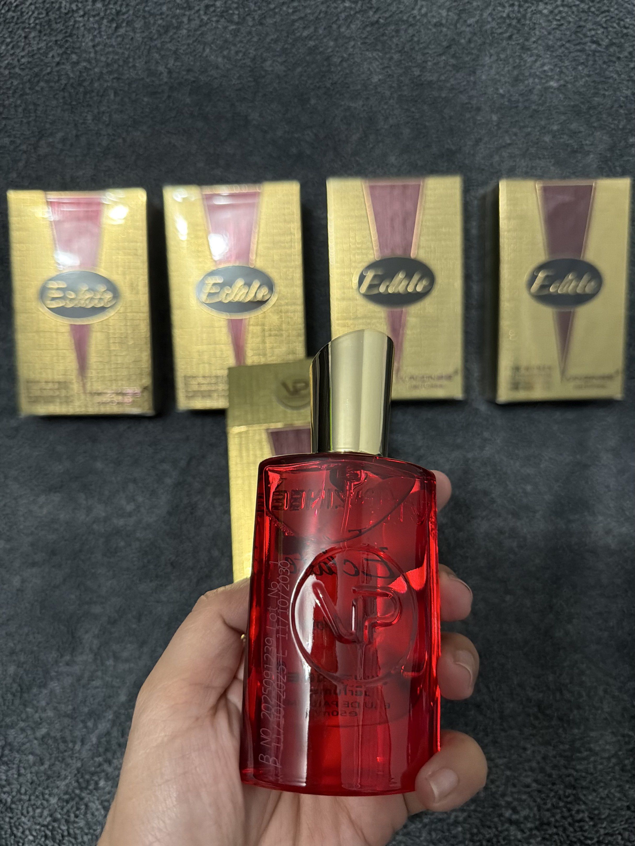 Vinzinee Eclate Perfume for Women (Category: Fragrance & Deodorants) located in Cainta. Submitted by jehbry (Listing ID 1420478254, Image 3). Description: - Vinzinee Eclate Eau De Parfum for Women - 50ml volume - Elegant red bottle with a gold cap - Presented in a gold box with a stylish burgundy stripe Fresh from UAE For 750 pesos Pickup only via lalamove or grab Loc: Cainta Payment: Gcash or Bank transfer.