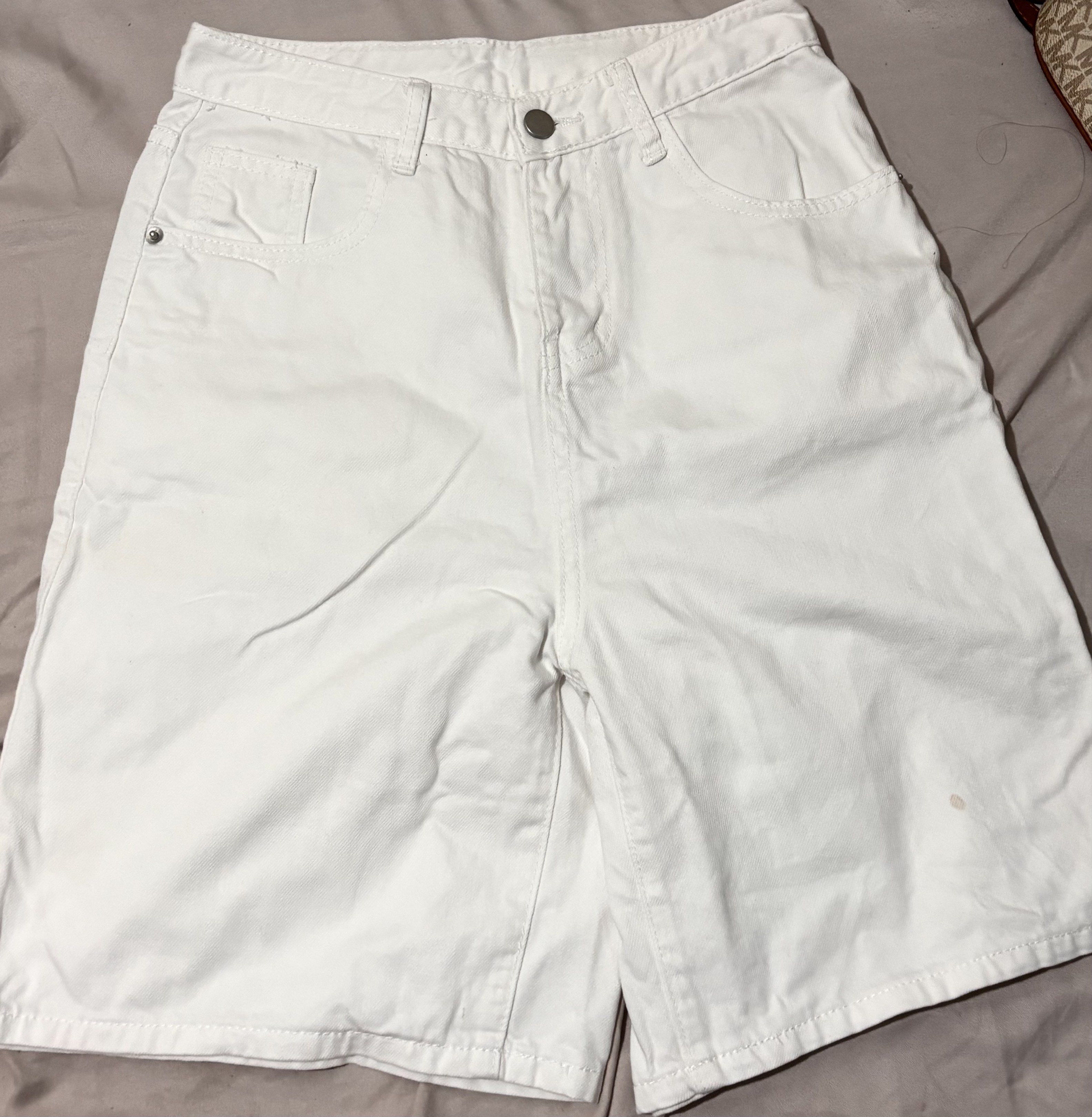 White Denim Jorts (Category: Shorts) located in Manila. Submitted by giiloved (Listing ID 1420498242, Image 1). Description: Waist: 27-28 Length: 20” Loc: sampaloc manila Mop: gcash or seabank Mod: lalamove or jnt.