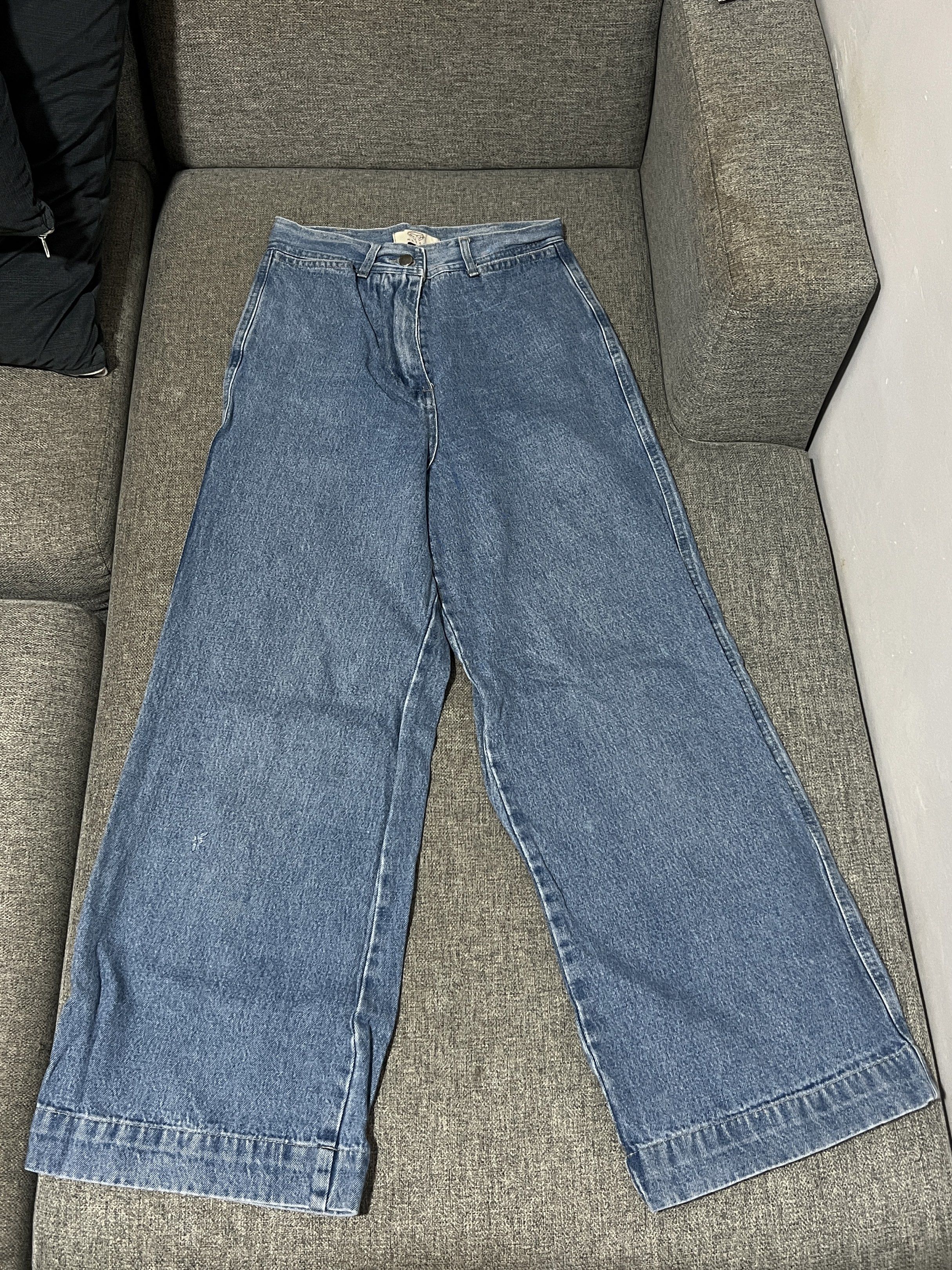 Wide Leg Denim Jeans (Category: Jeans) located in General Trias. Submitted by aireesh00 (Listing ID 1420515023, Image 2). Description: ✨For sale high waist wideleg denim pants ✨Size: Waist: 25-26 Length: 39 ✨Colors may vary due to lighting ✨In very good condition ✨MOP: Gcash ✨MOD: Lalamove / J&T Feel free to dm me :).