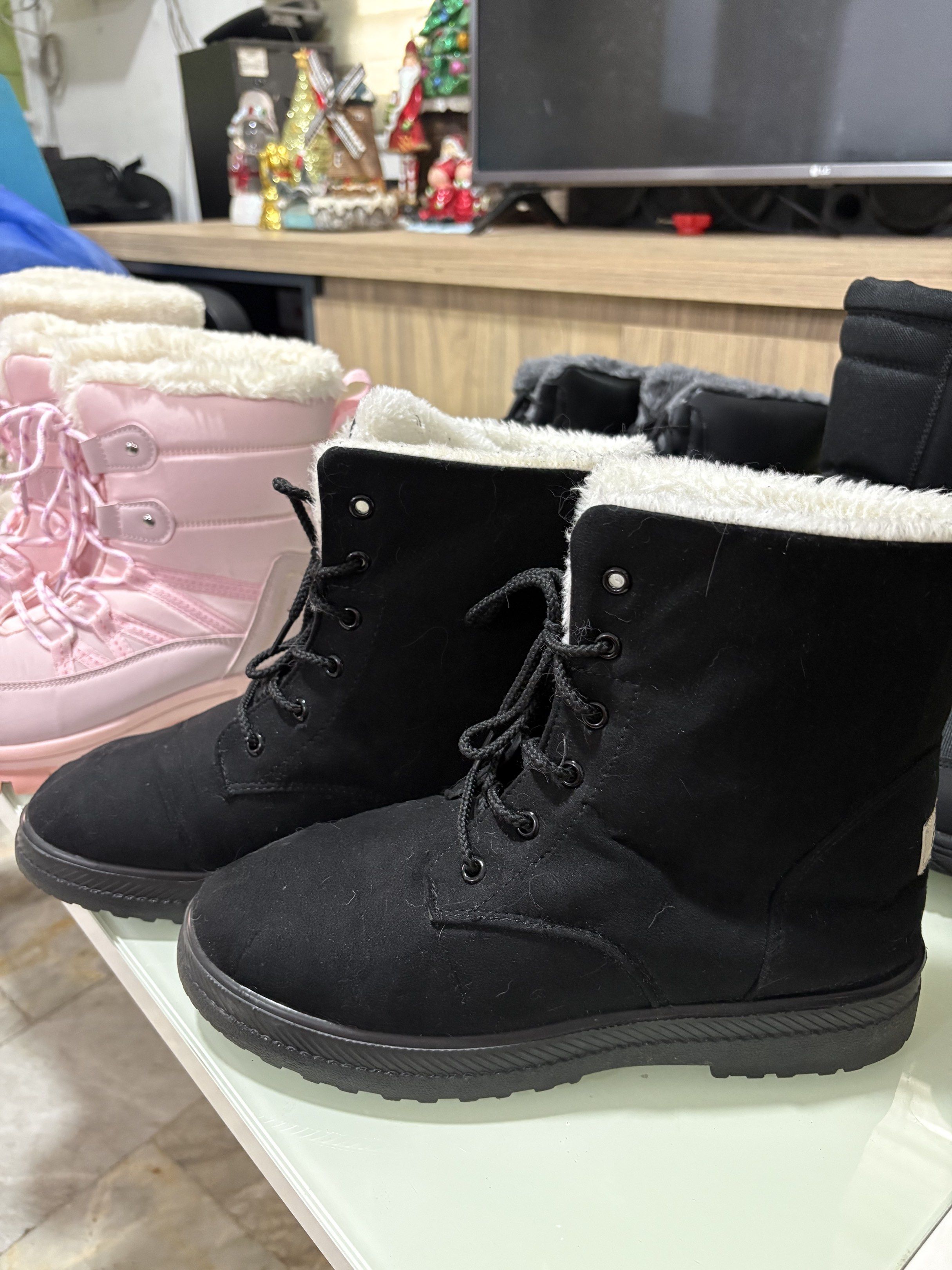 Winter Boots with Fur Lining (Category: Boots) located in Cainta. Submitted by goldenpink (Listing ID 1420382747, Image 1). Description: WINTER BOOTS for Men & Women USED ONLY ONCE in Harbin China💕 selling for 1k each only. negotiable if u will purchase more. sizes ranging from 40-41-42.