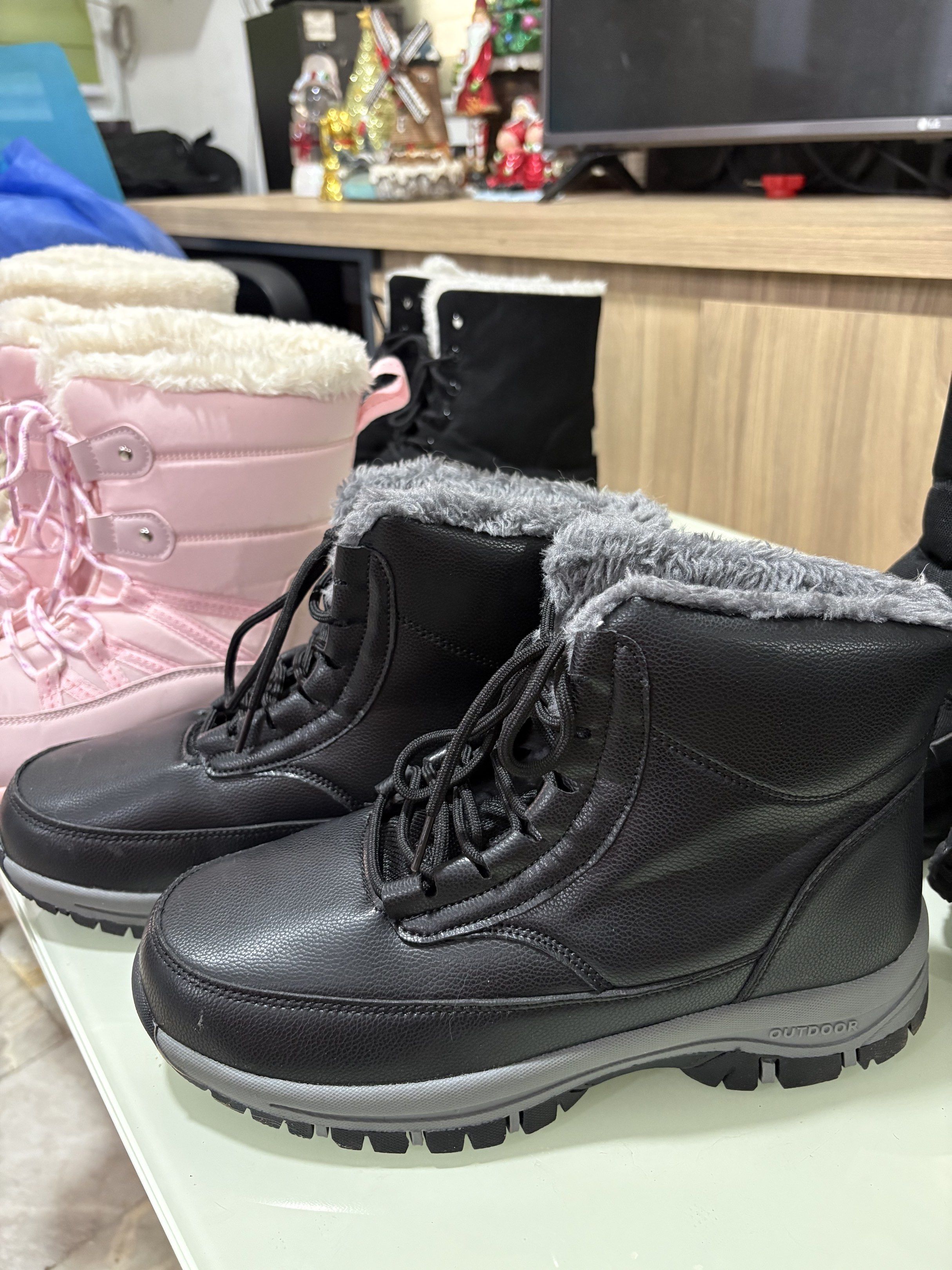 Winter Boots with Fur Lining (Category: Boots) located in Cainta. Submitted by goldenpink (Listing ID 1420382747, Image 2). Description: WINTER BOOTS for Men & Women USED ONLY ONCE in Harbin China💕 selling for 1k each only. negotiable if u will purchase more. sizes ranging from 40-41-42.