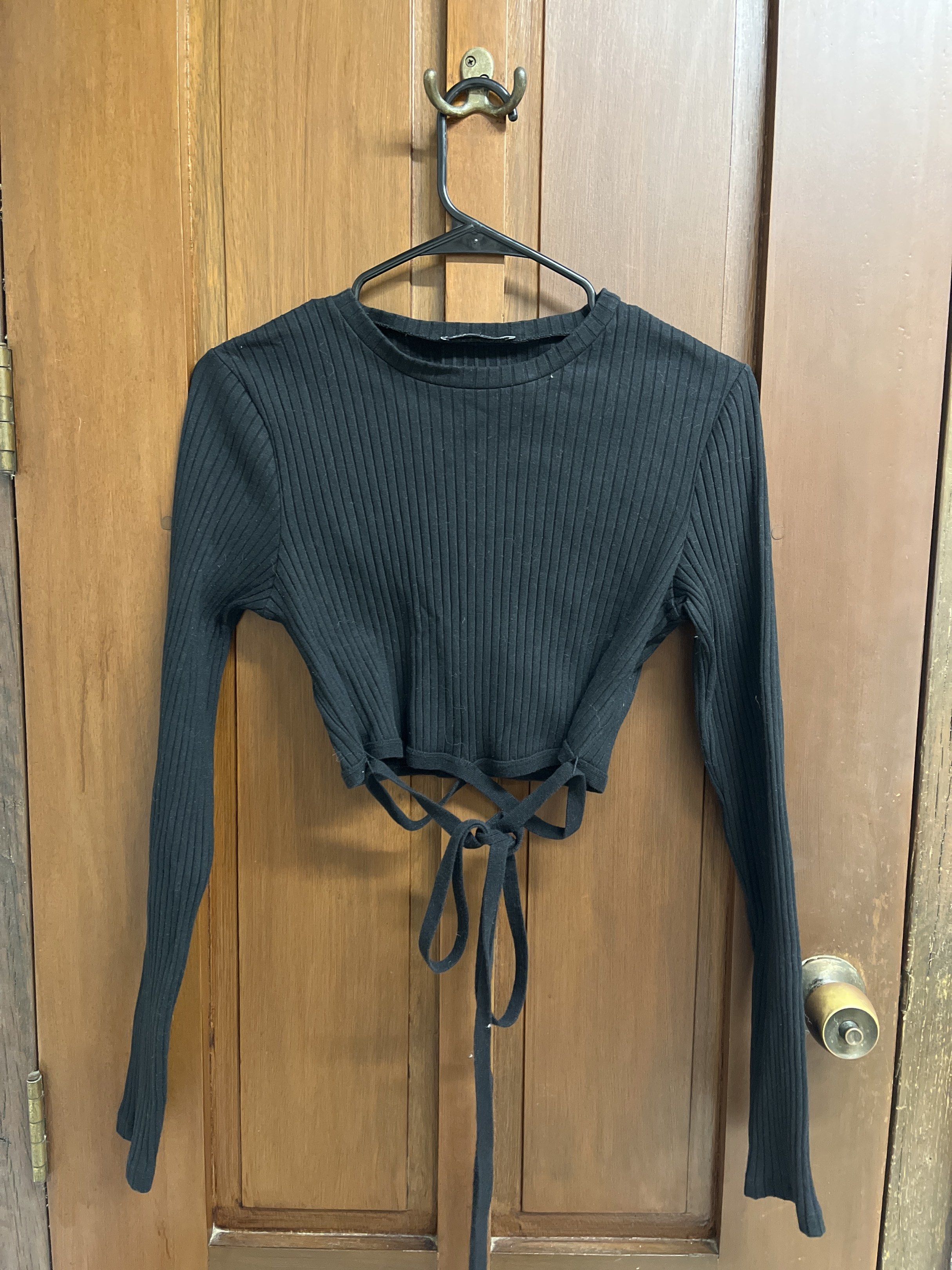 Zara Black Ribbed Crop Top (Category: Longsleeves) located in Muntinlupa City. Submitted by timttam (Listing ID 1420466663, Image 1). Description: - Zara black ribbed crop top - Size: L - Features: Long sleeves, tie-up back detail - Neckline: Round - Made in Bangladesh.