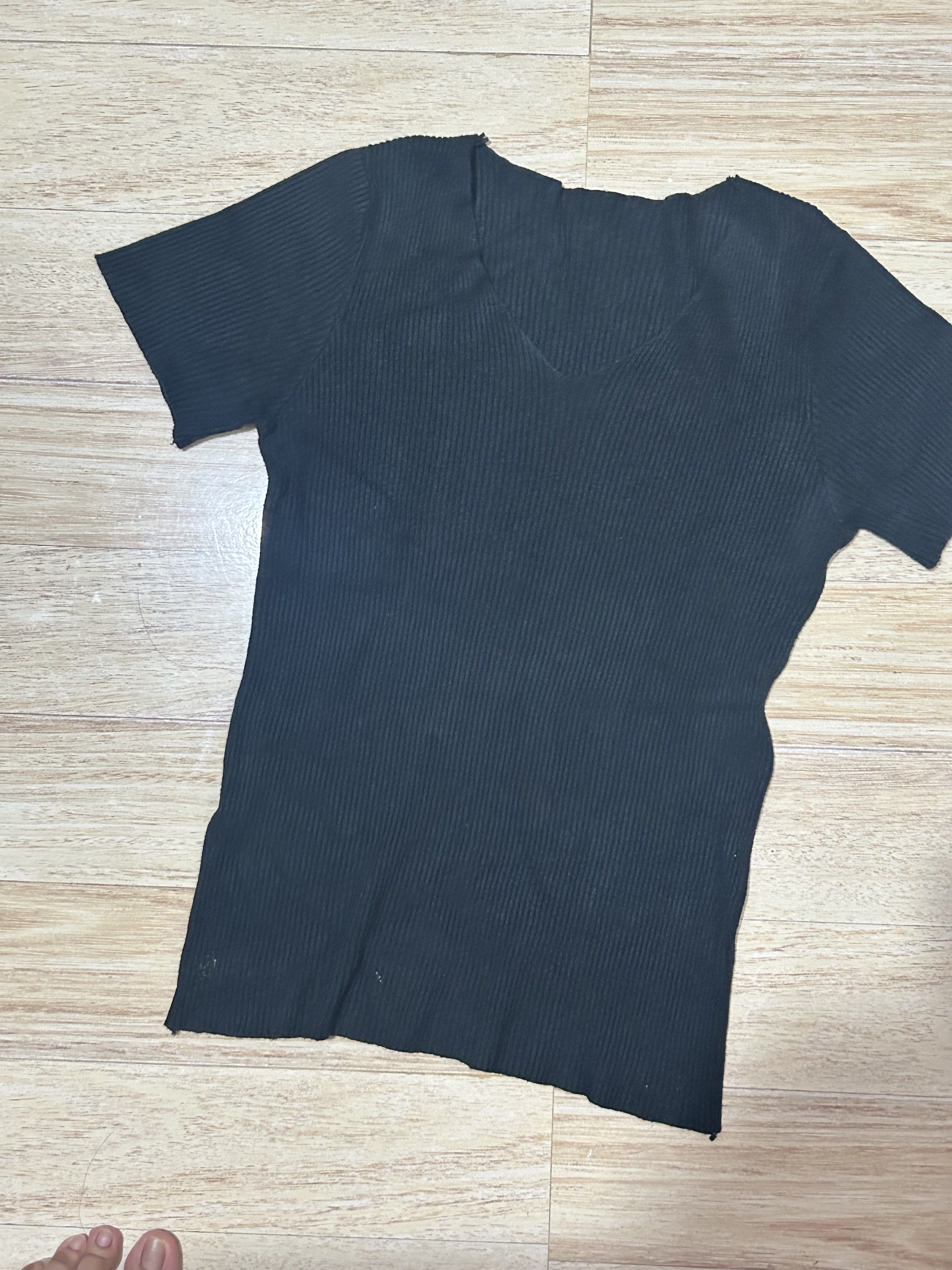 3/4 Square Pants and Ribbed Shirt Set (Category: Sets or Coordinates) located in Dagupan City. Submitted by suarteph (Listing ID 1420736926, Image 2). Description: - Set includes: 3/4 square pants and ribbed shirt - Color: Black - Pants: Wide leg design - Shirt: Short sleeves, V-neck - Style: Casual - Sold as a set.