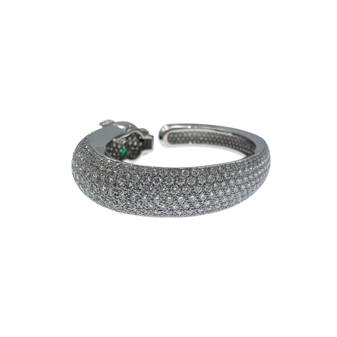 カルティエ Cartier Panthère de Cartier 鋪鑲鑽石 豹頭祖母綠 手鐲 Size16 | 官方推薦店·折扣優惠 （分類：飾物及配件）位於 Hong Kong。 由 jacky_appraiser_hk 提交（商品編號 1420305400，圖片 3）。簡介： 獵豹，卡地亞嘅象徵性動物，喺1914年首次出現喺品牌系列入面。 路易 · 卡地亞係第一個馴服呢種神話般動物嘅人，而佢嘅同事珍妮 · 圖桑就將佢昇華為傳奇。 獵豹可以兇猛、頑皮或者可愛，喺每一季嘅系列中都展現出佢自由奔放嘅個性。 官網售價：HK$2300000 約 品牌：Cartier 系列：Panthère de Cartier 名稱：全鑽石豹頭祖母綠 材質：750白金 尺寸：16 配件：盒／全球聯保證書 產品型號：H6007416 安心保障：專屬陪驗認證服務 商品狀況：很好 (可參考新舊評級) 新舊程度評級 全新：從未戴過（未拆包裝） 極佳：非常新淨略有非常輕微使用 很好：幾乎新淨有輕微刮痕✔️ 良好：睇落