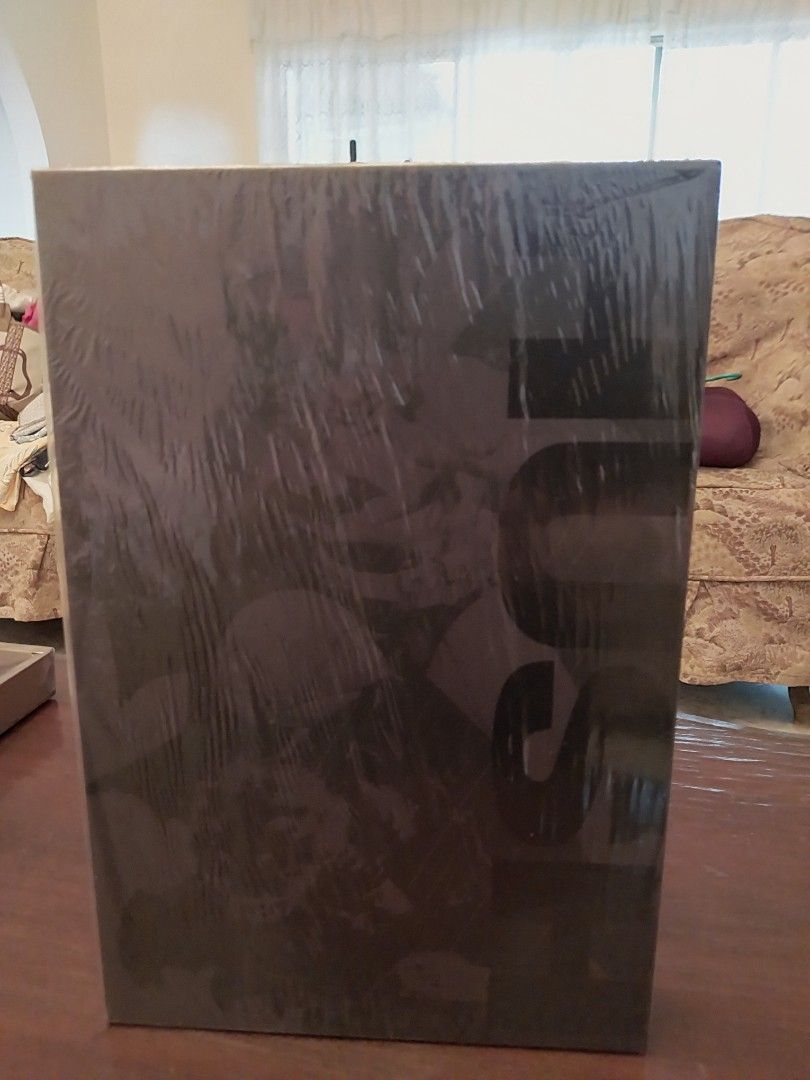 ABSOLUTE BATMAN: HUSH HARDCOVER (SLIGHTLY USED) P5,550 (Category: Comics & Manga) located in Quezon City. Submitted by bad-ass.toys.and.collectibles (Listing ID 1420677321, Image 2). Description: Everything I sell here is 100% authentic. I don't sell bootlegs or fakes. For serious buyers, please read the full details of this page carefully. I will not entertain any stupid questions, which is already obvious from this picture. Message me if you're