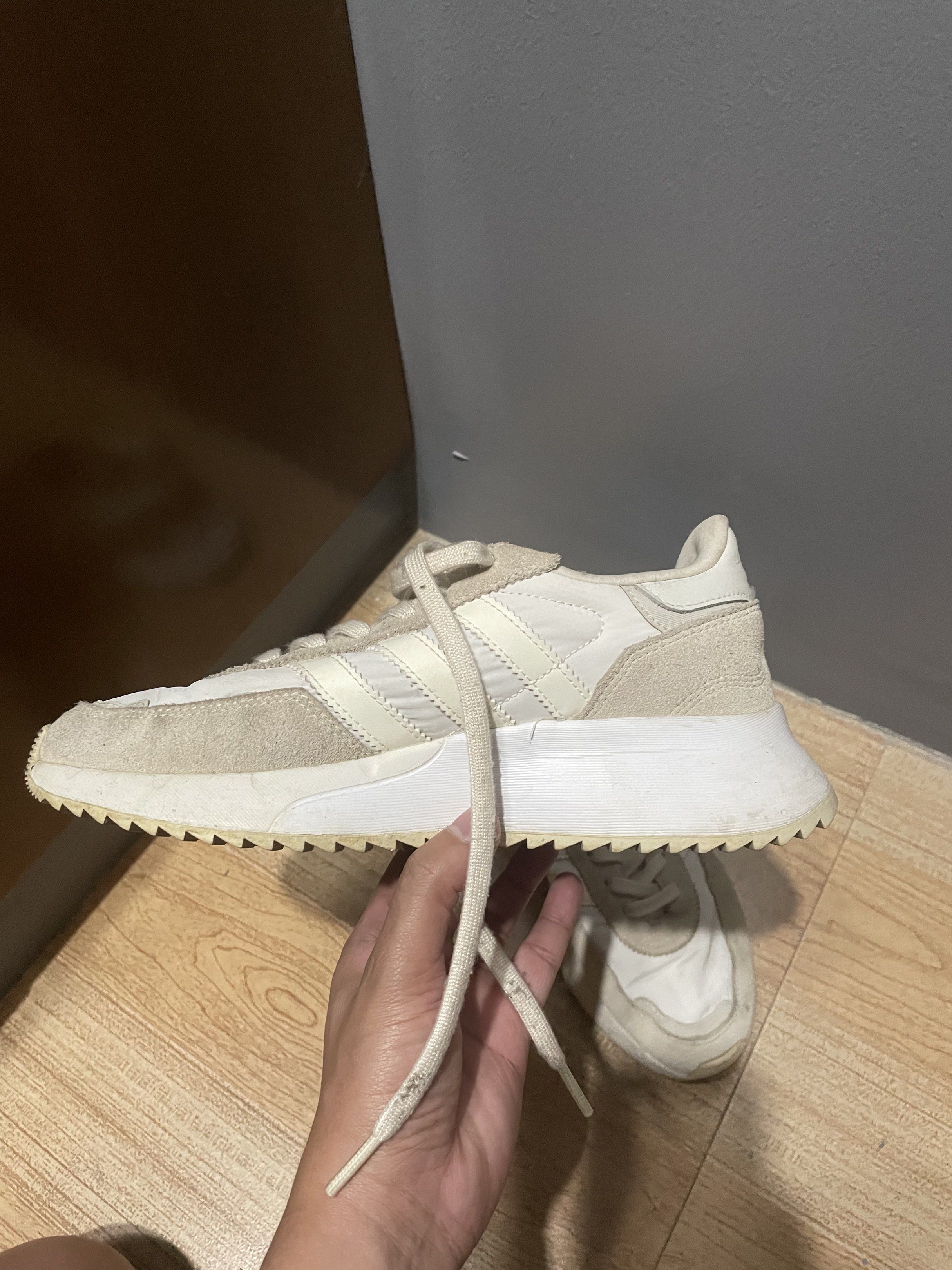 Adidas I-5923 White Sneakers (Category: Sneakers) located in Quezon City. Submitted by ririh023 (Listing ID 1420660631, Image 2). Description: -pm for more details ☺️.