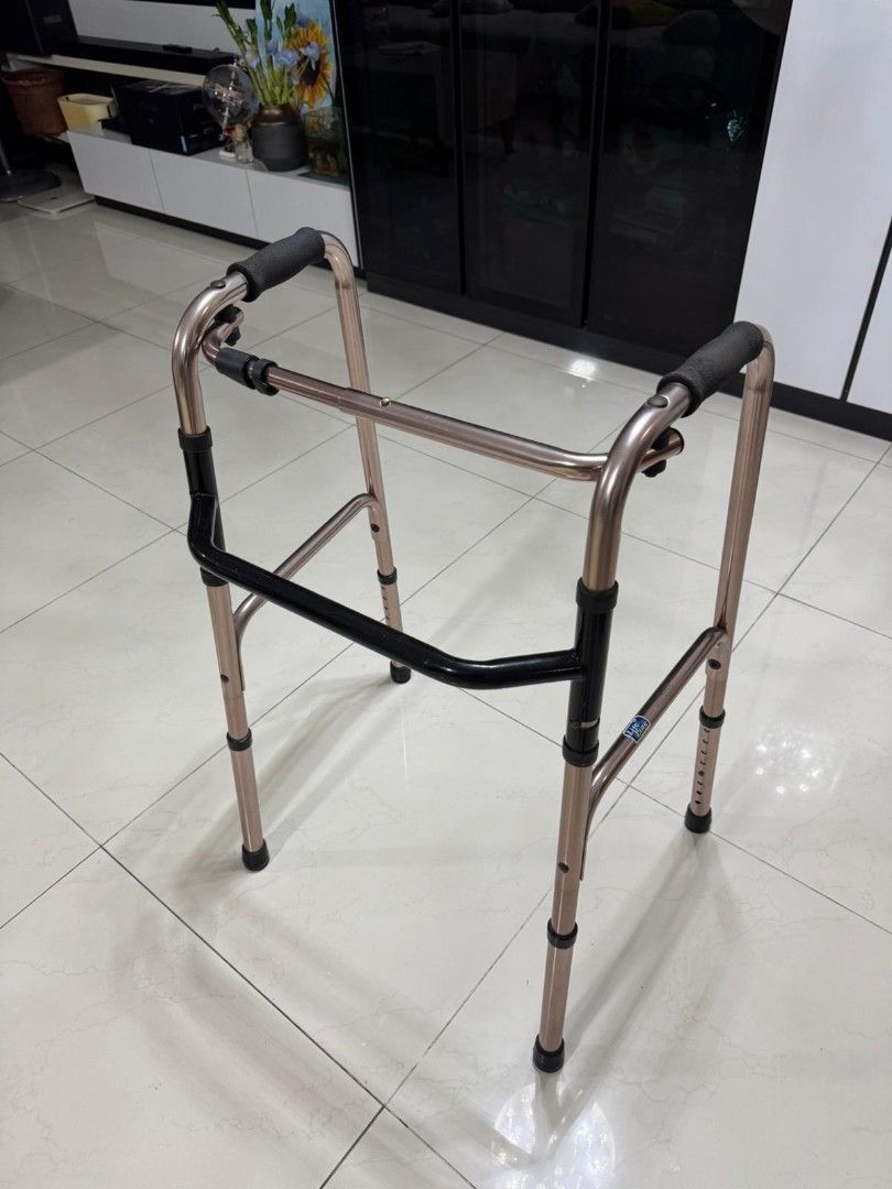 Adjustable Walker (Category: Everything Else) located in Singapore. Submitted by charlesan (Listing ID 1420742011, Image 2). Description: Is foldable for easy storage and transport. The height is adjustable to suit different users. Perfect for those needing mobility assistance. Please feel free to ask any questions!.