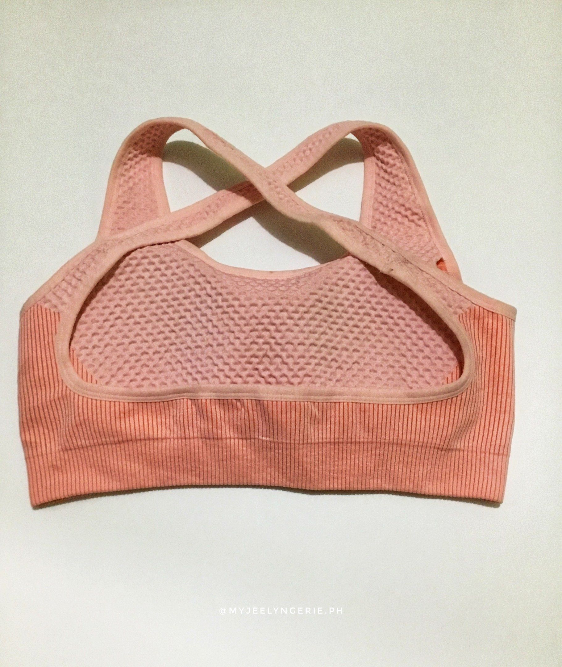 Alo Yoga Seamless Ribbed Sports Bra (Category: Activewear) located in Malolos. Submitted by sexybranded (Listing ID 1420659174, Image 2). Description: Alo size med padded 550.