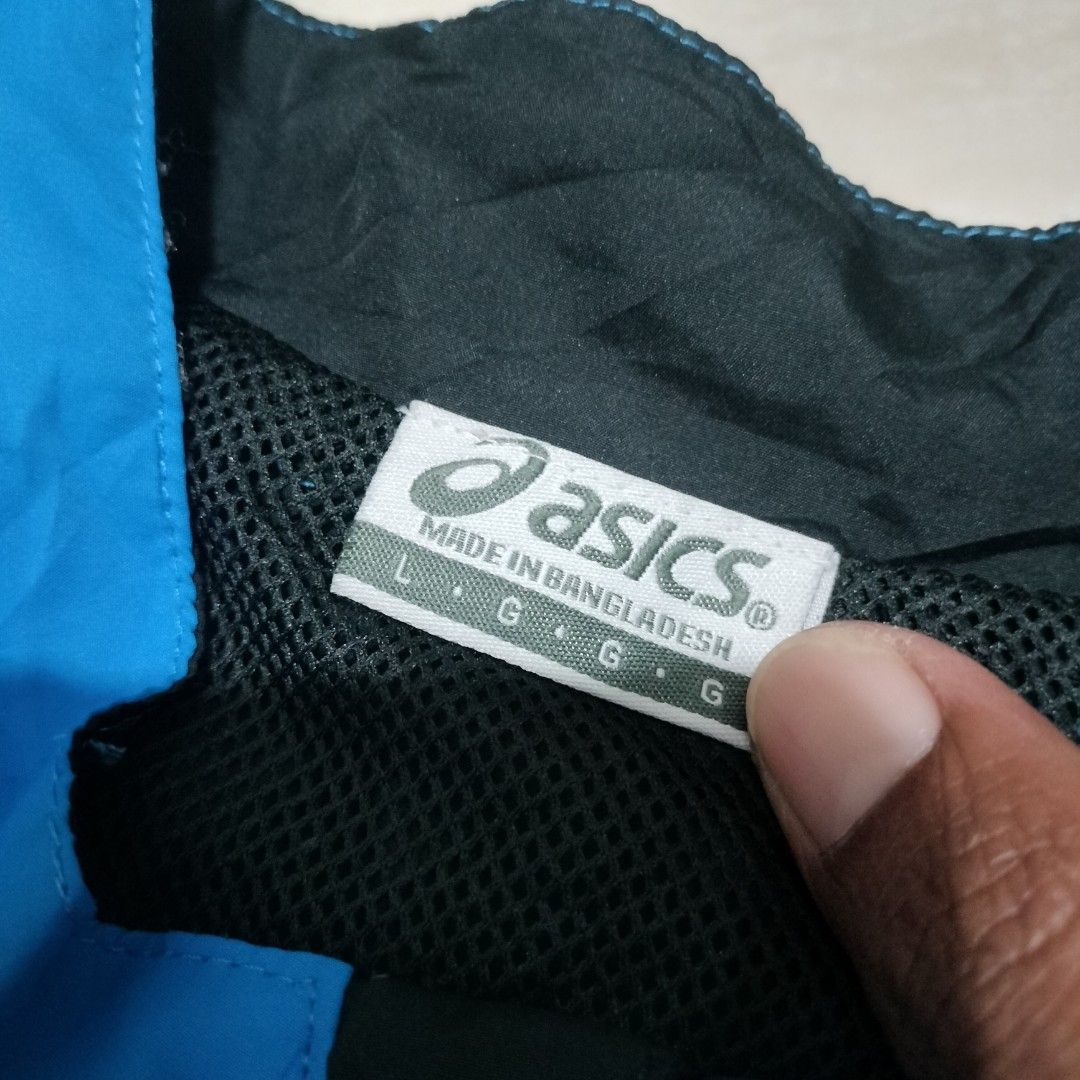 ASICS RUNNING VEST (Category: Activewear) located in Sariaya. Submitted by social_animalz (Listing ID 1420713061, Image 3). Description: 23.5 x 29.5 missing zip puller pero working naman ang zipper, need lang ipress yung center part nung zip kapag ibababa shipping fee is not included.