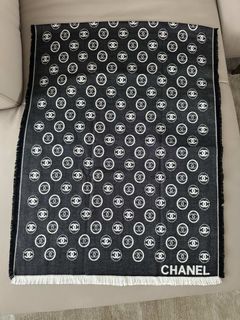 (Category: ) located in . Submitted by luxcloset.shop (Listing ID 1420681576, Image 1). Description: .